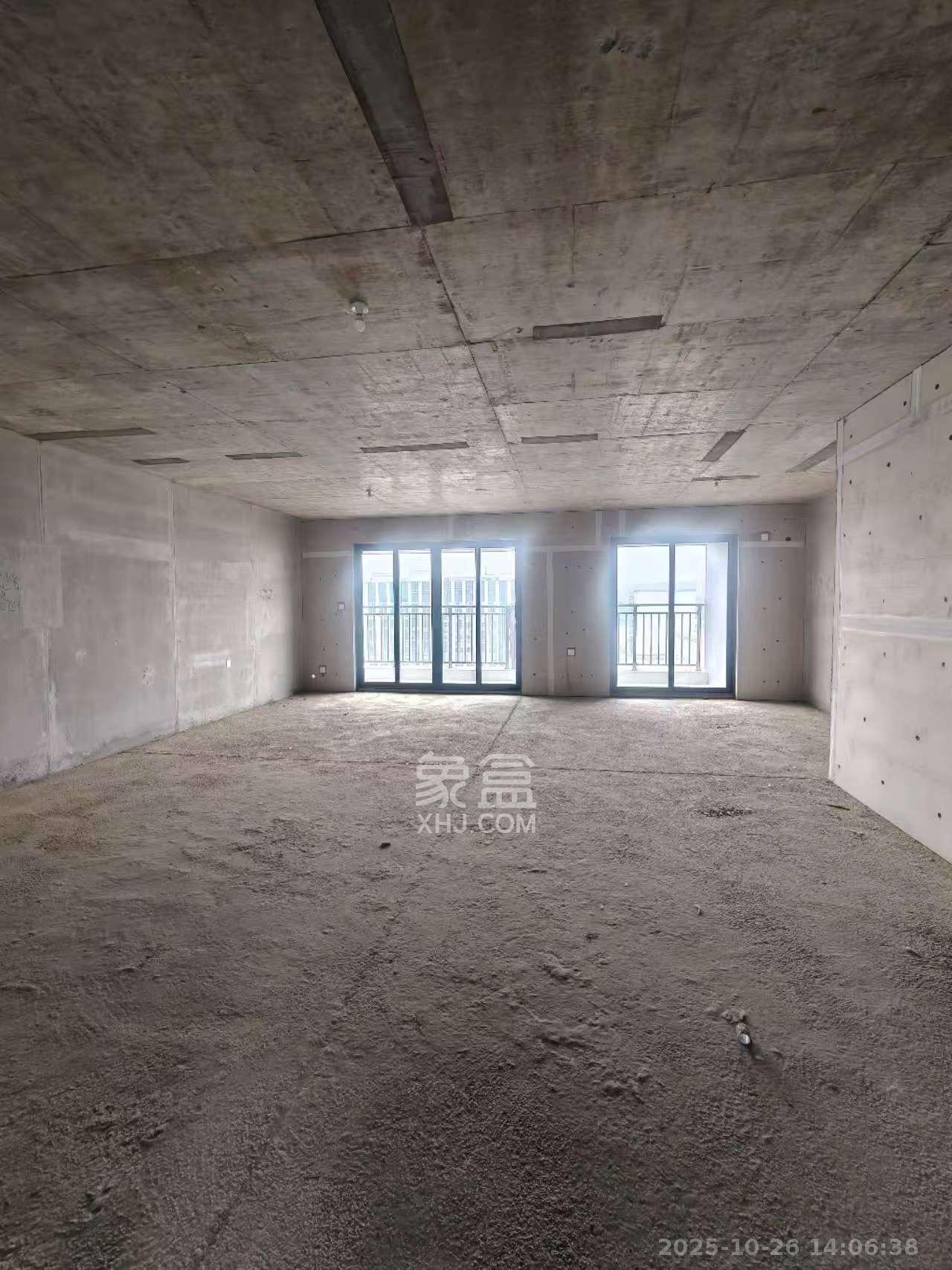 保利金香槟  3室2厅2卫    1880.0元/月