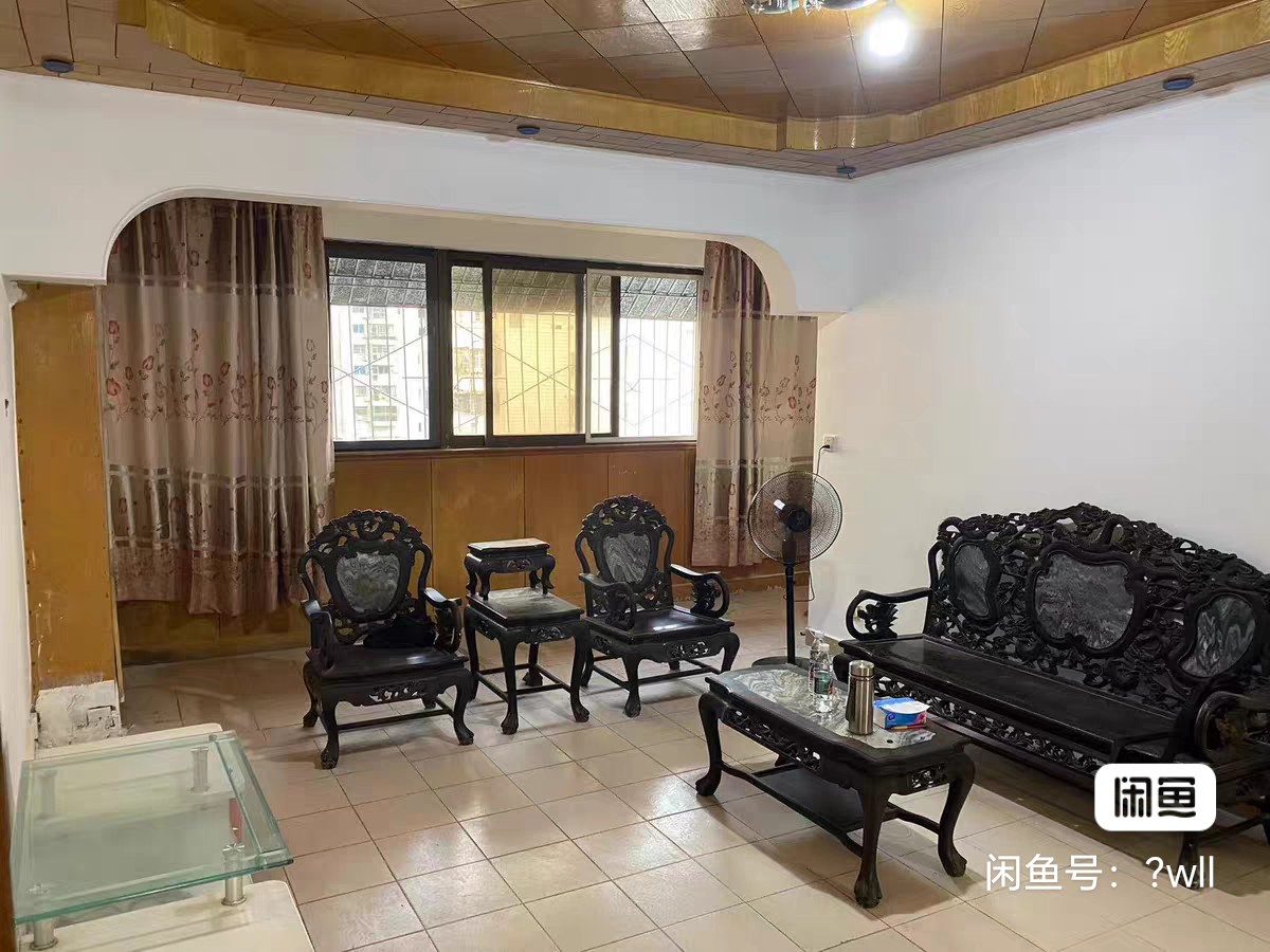 规划局宿舍 2室2厅1卫 70.0万 规划局宿舍 2室2厅1卫 70.0万客厅