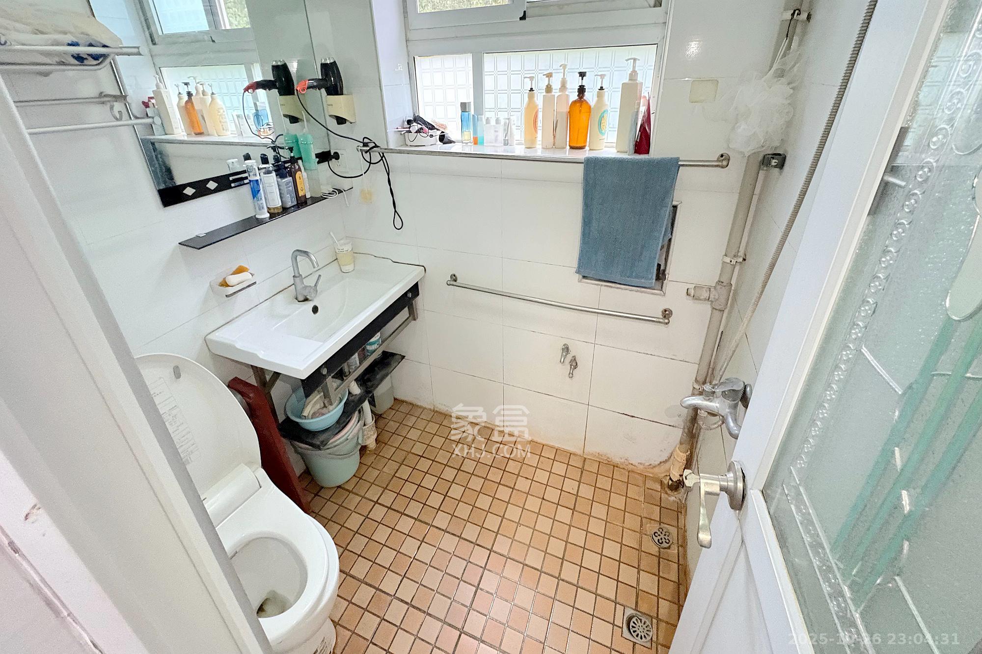 司法厅宿舍  4室2厅2卫    166.0万卫生间