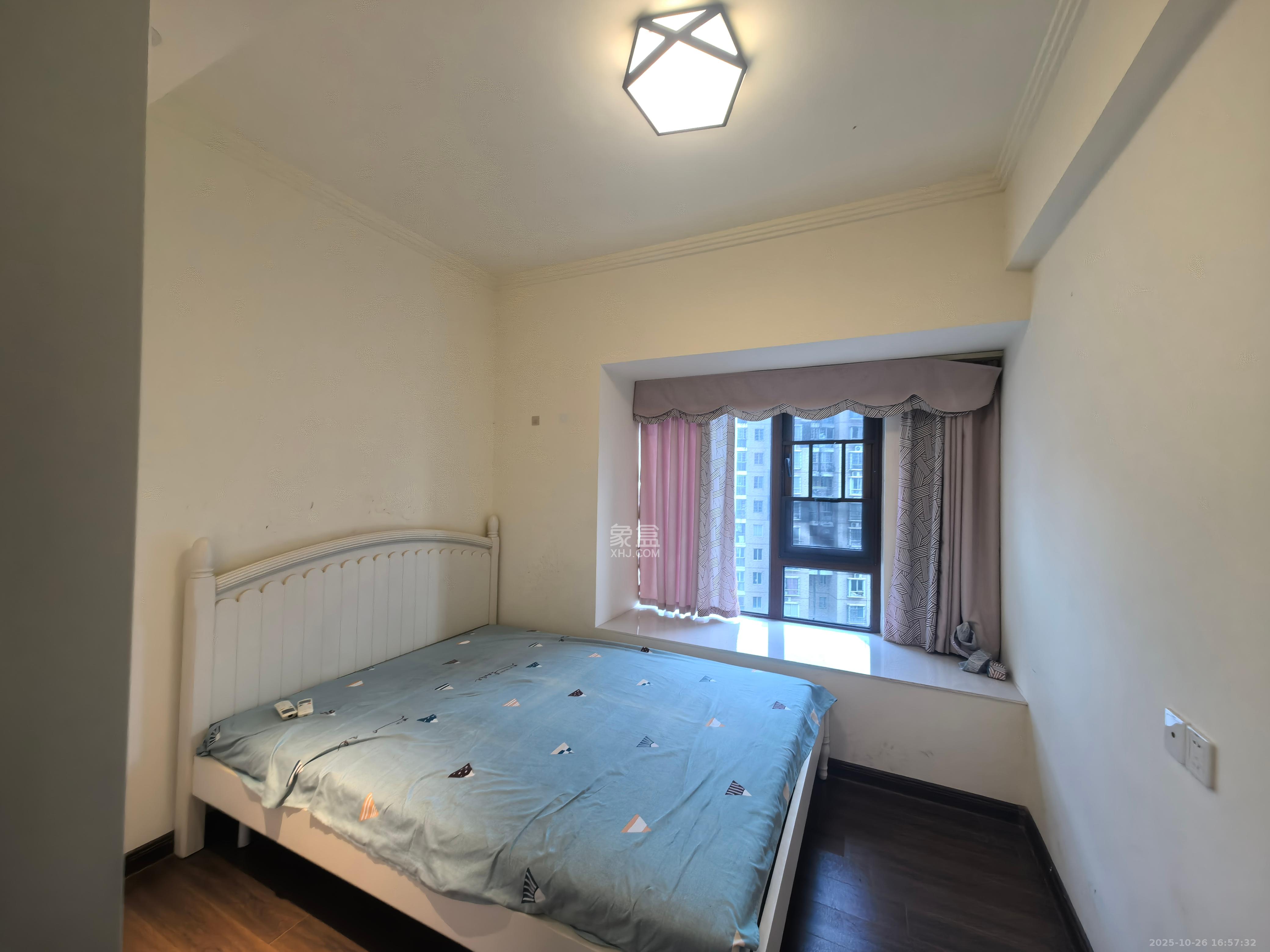 碧桂园中央花园  3室2厅3卫    2500.0元/月室内图