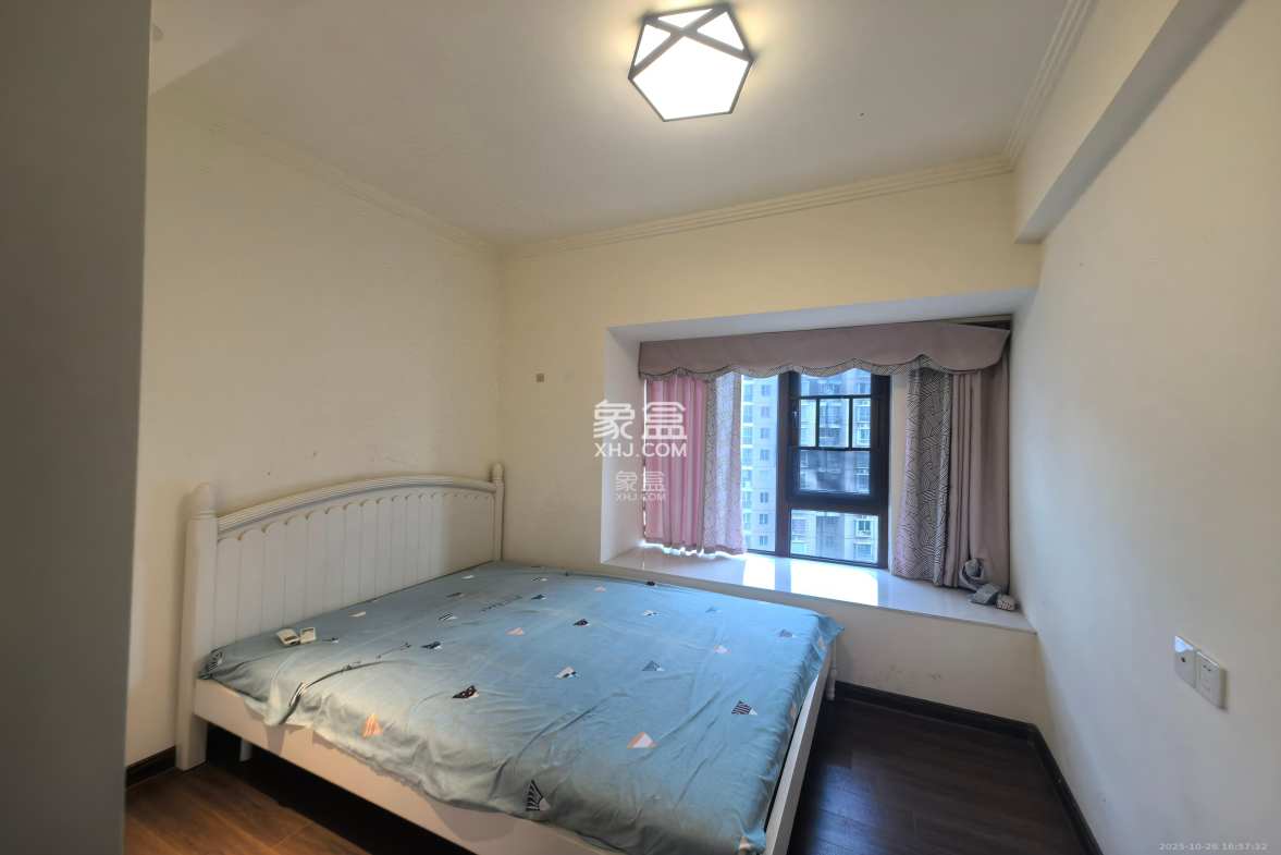 碧桂园中央花园  3室2厅3卫    2500.0元/月 碧桂园中央花园  3室2厅3卫    2500.0元/月室内图