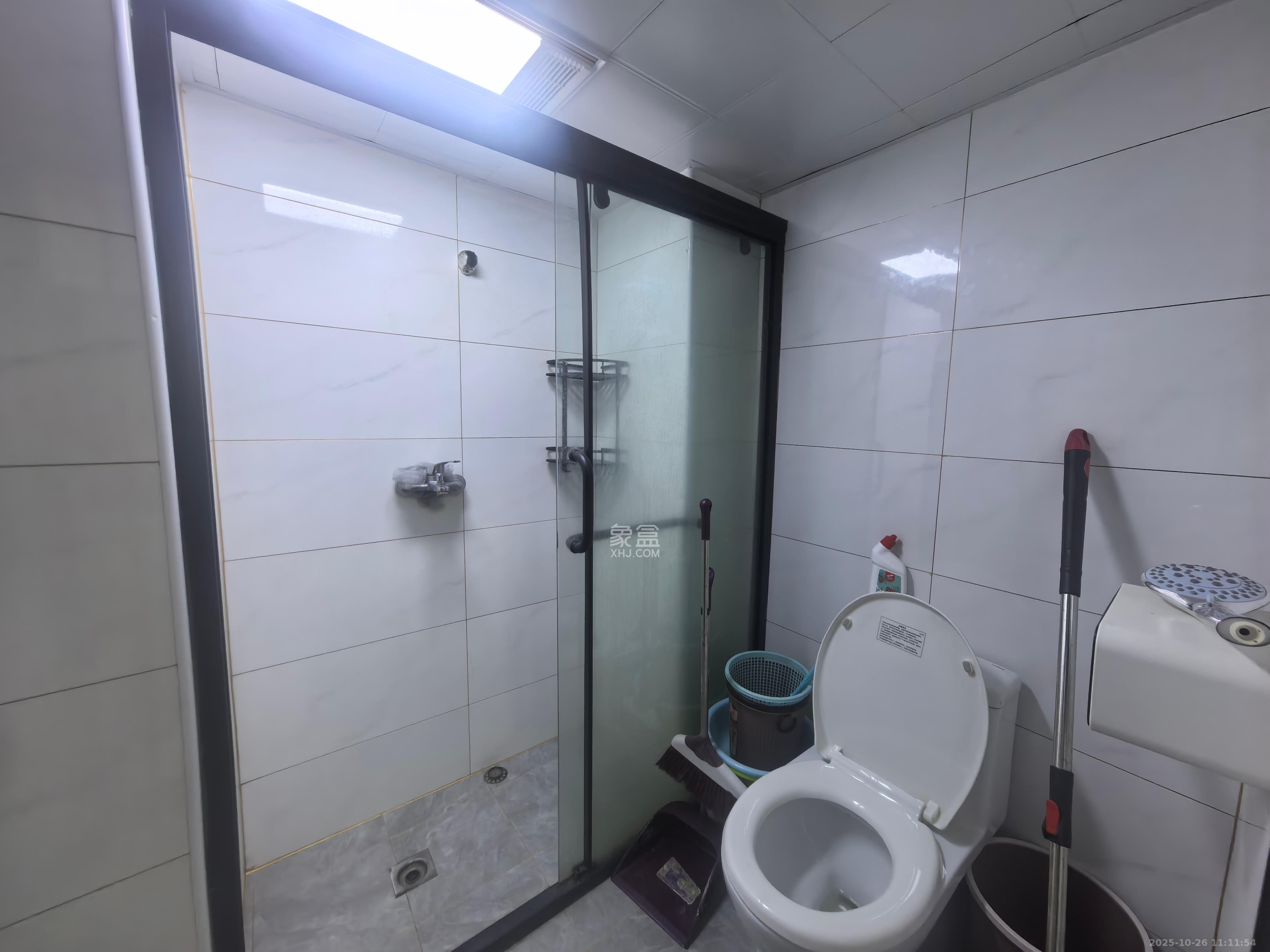 裕天国际商汇中心  1室1厅1卫    2100.0元/月 裕天国际商汇中心  1室1厅1卫    2100.0元/月室内图