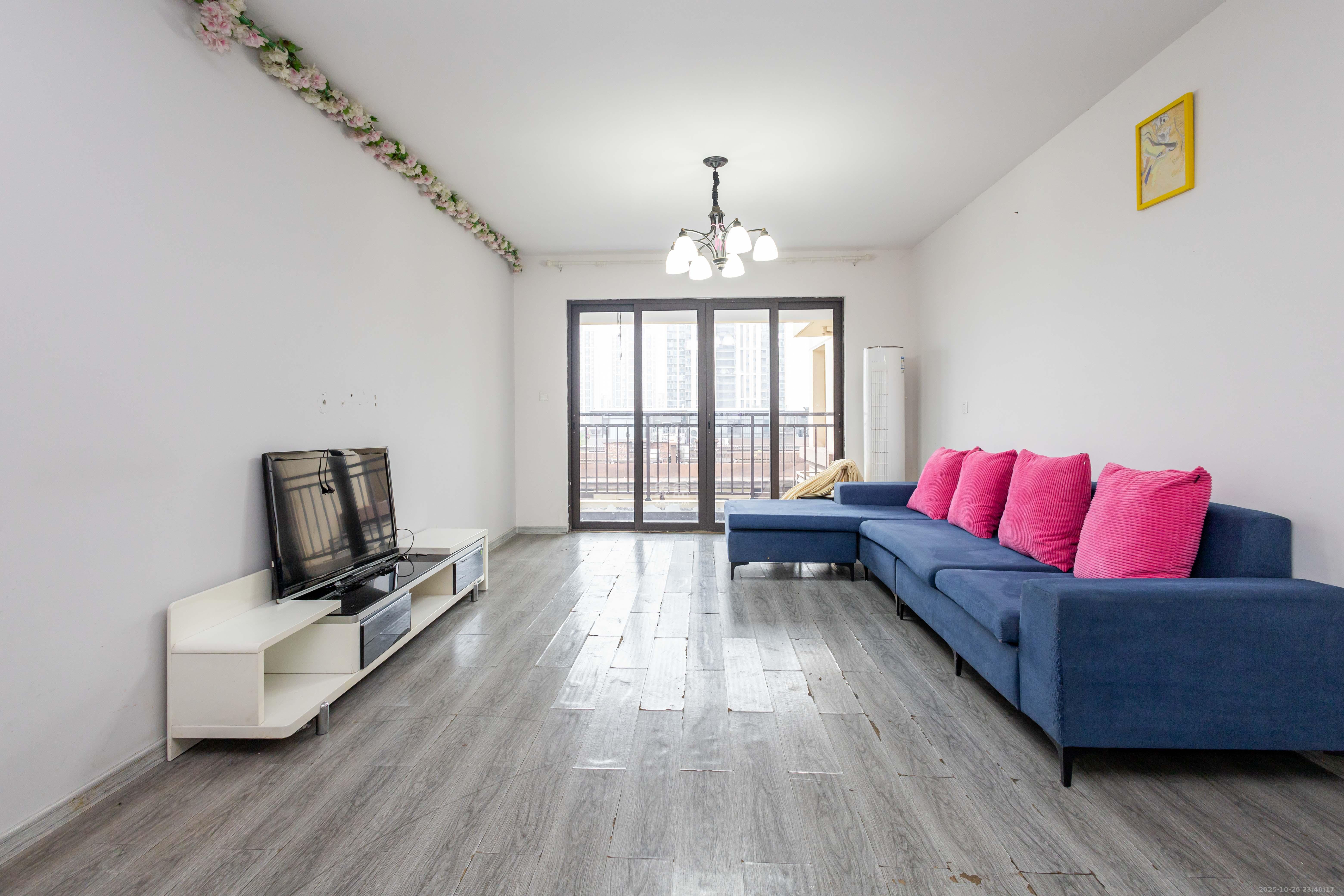 龙湖碧桂园天宸原著  4室2厅2卫    165.0万客厅