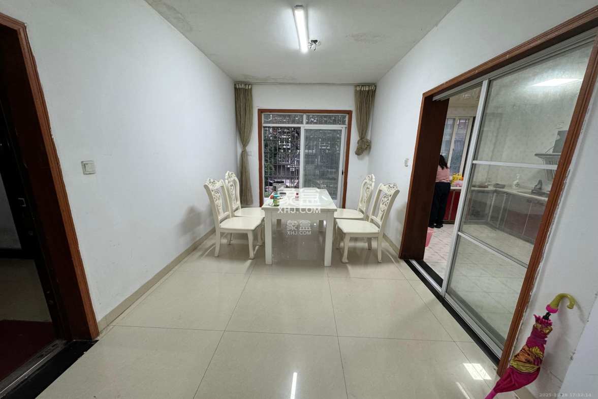 理工大学职工单位房青年汇 3室2厅2卫 2200.0元/月 理工大学职工单位房青年汇 3室2厅2卫 2200.0元/月室内图