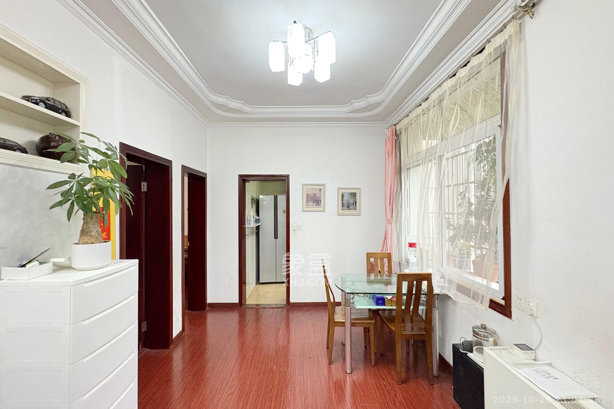 司法厅宿舍  4室2厅2卫    166.0万客厅