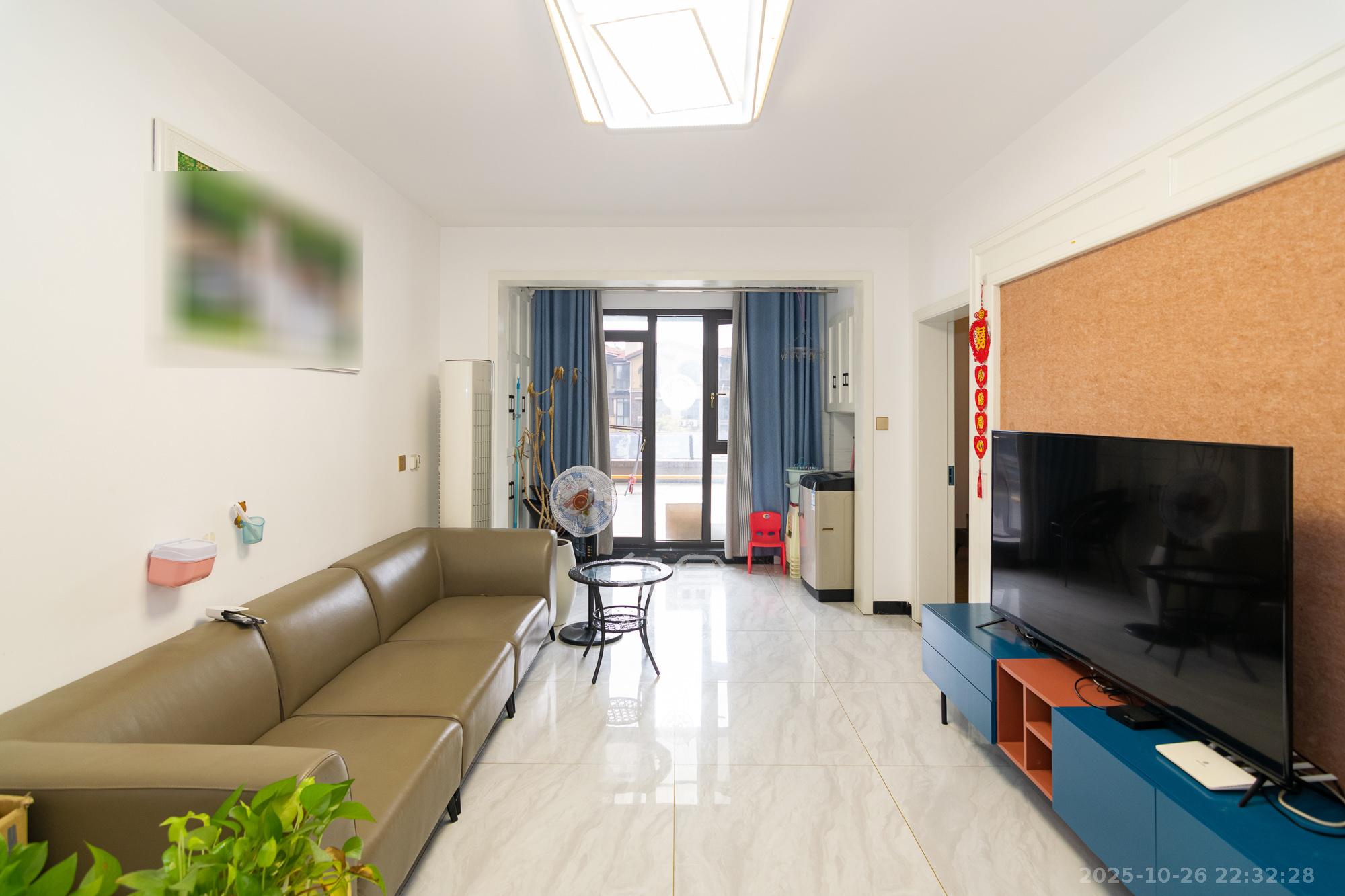 金地三千府(金地湖山樾、金地自在城)  3室2厅1卫    60.0万 金地三千府(金地湖山樾、金地自在城)  3室2厅1卫    60.0万客厅