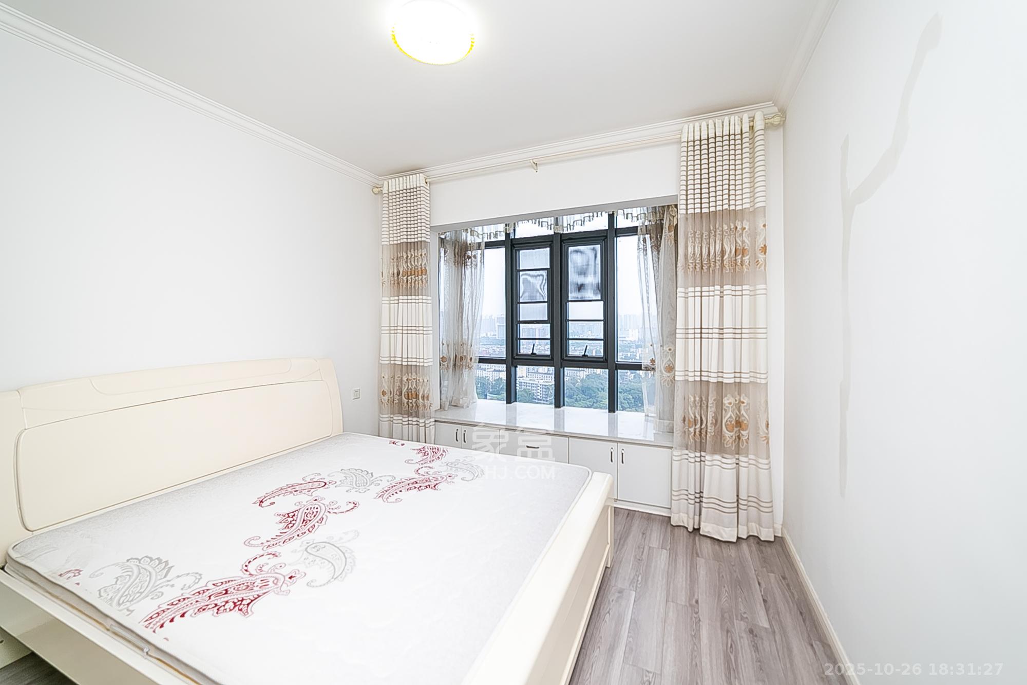 天鸿天府（天鸿中央大院）  4室2厅2卫    138.0万卧室