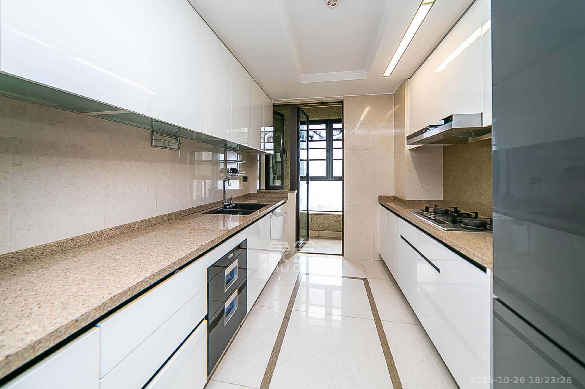 万科紫台  4室2厅2卫    380.0万 万科紫台  4室2厅2卫    380.0万厨房