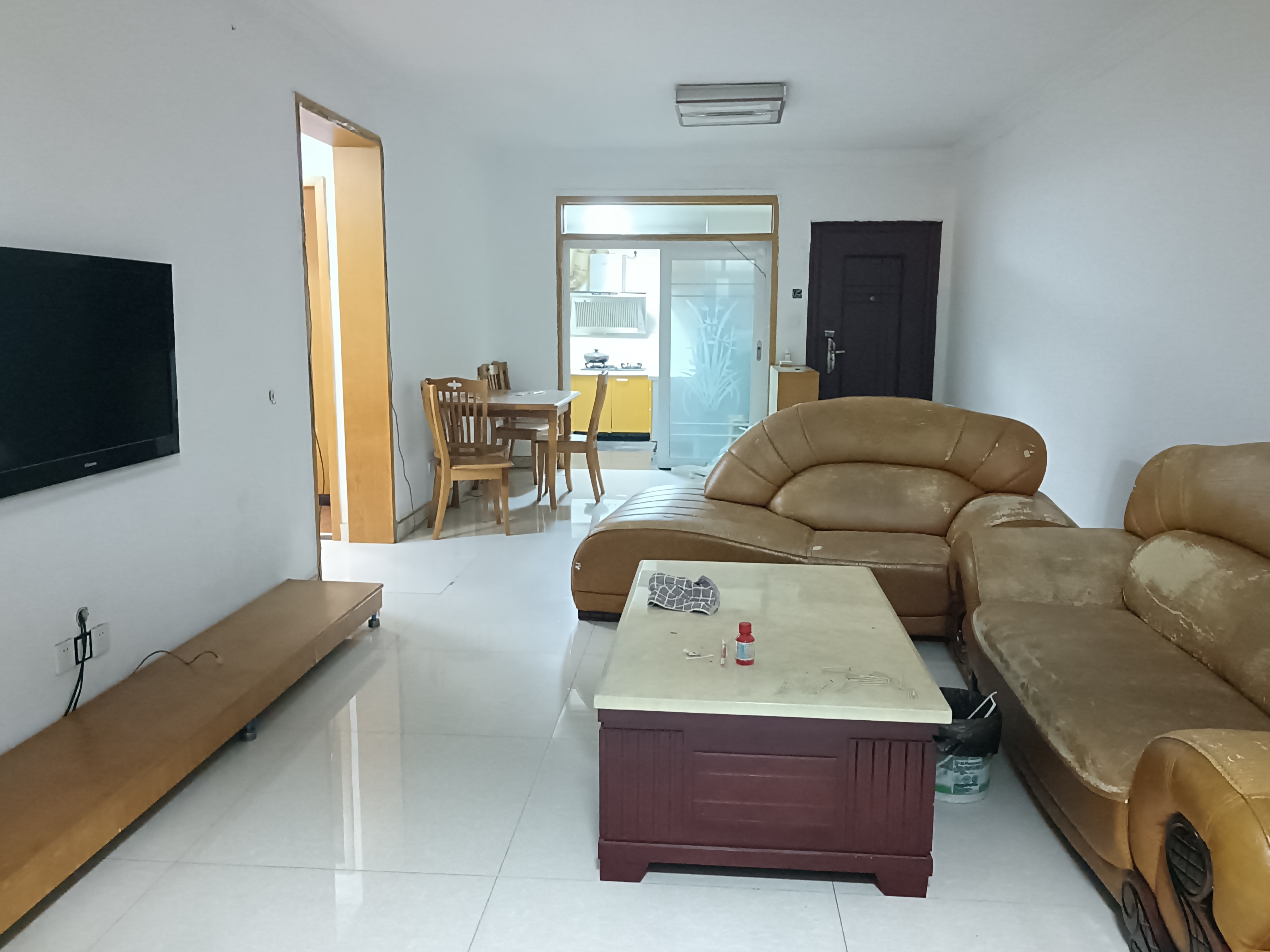 万城国际 2室2厅1卫 32.8万 万城国际 2室2厅1卫 32.8万客厅