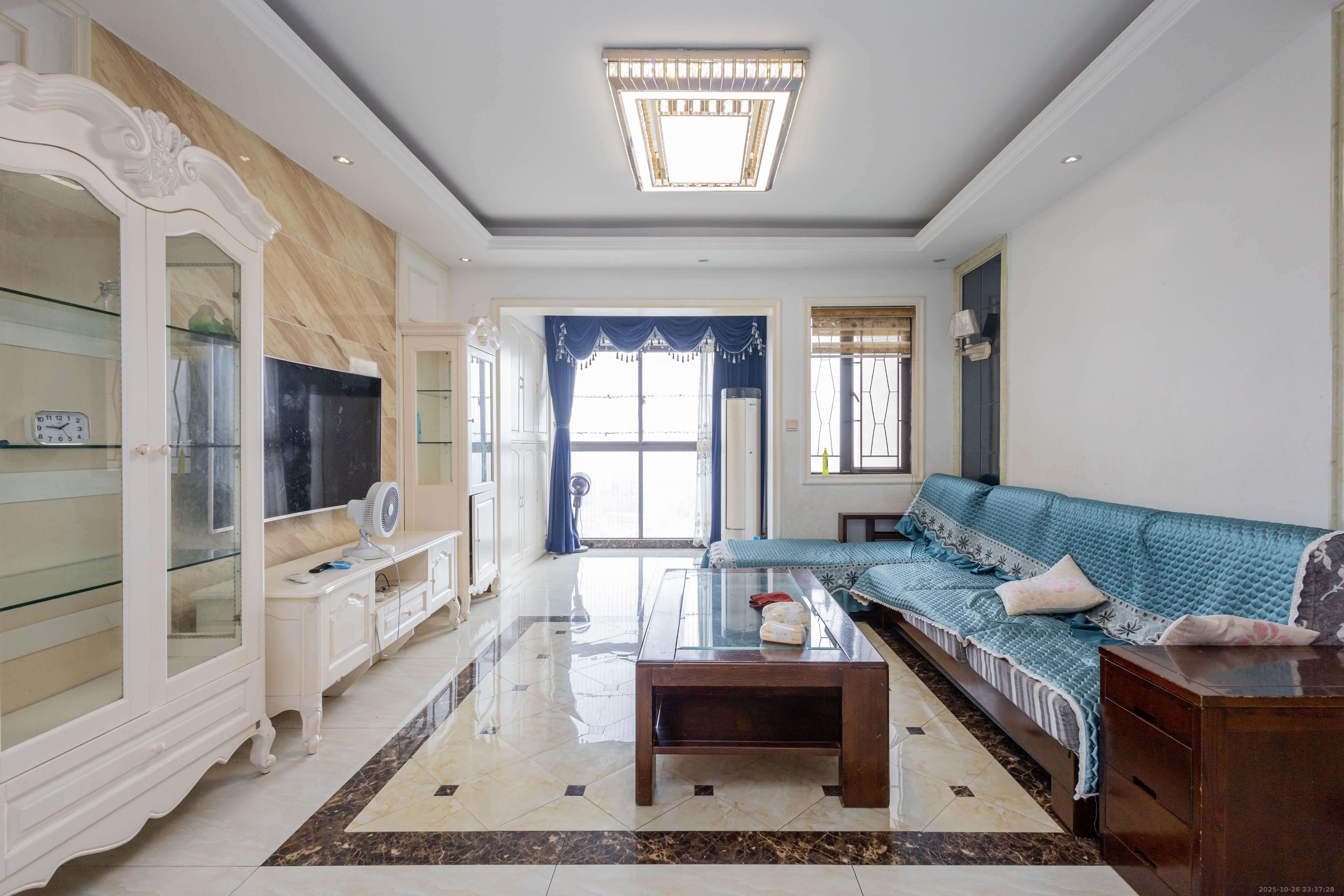 旭辉华庭 3室2厅2卫 75.0万 旭辉华庭 3室2厅2卫 75.0万客厅