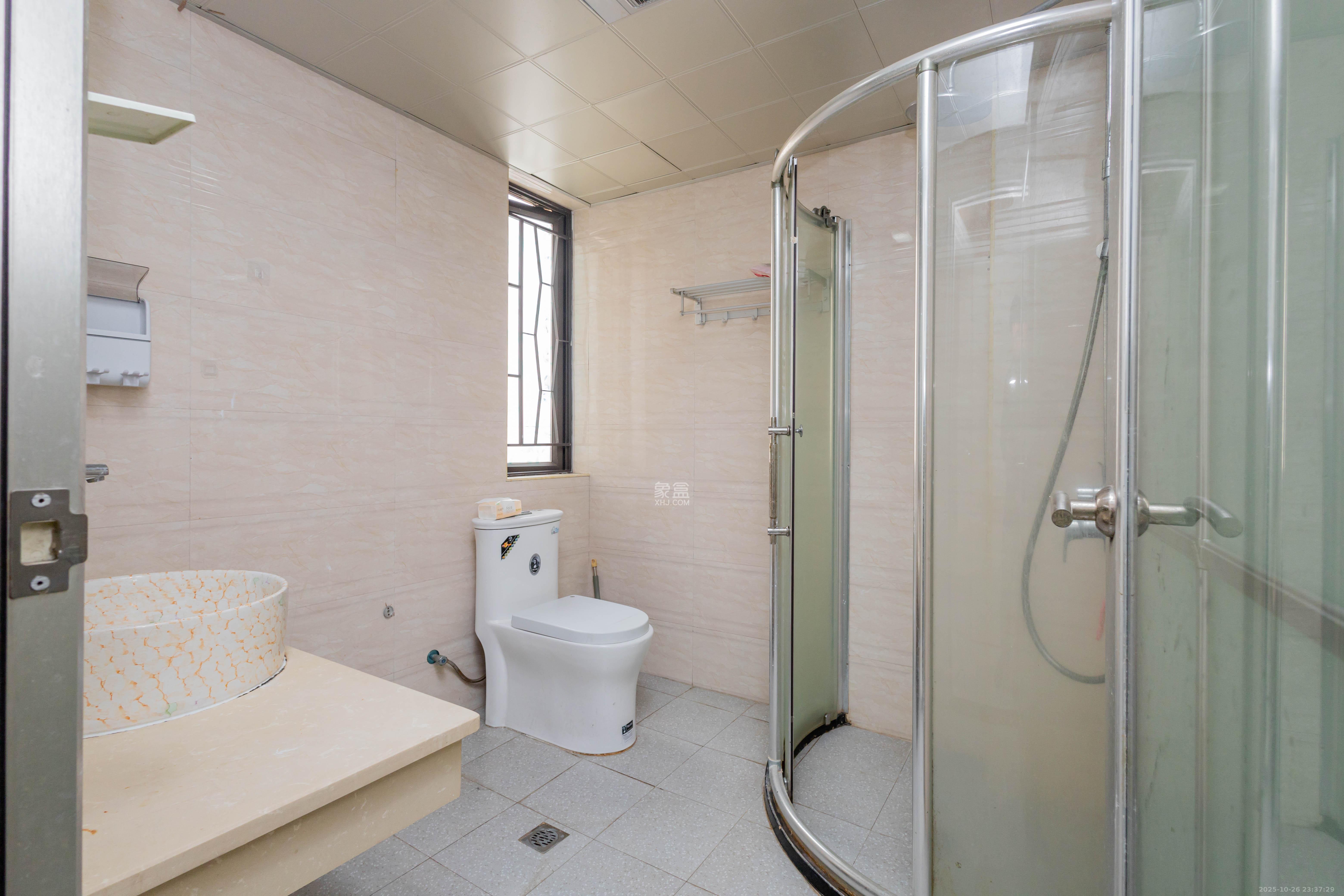 旭辉华庭 3室2厅2卫 75.0万 旭辉华庭 3室2厅2卫 75.0万卫生间