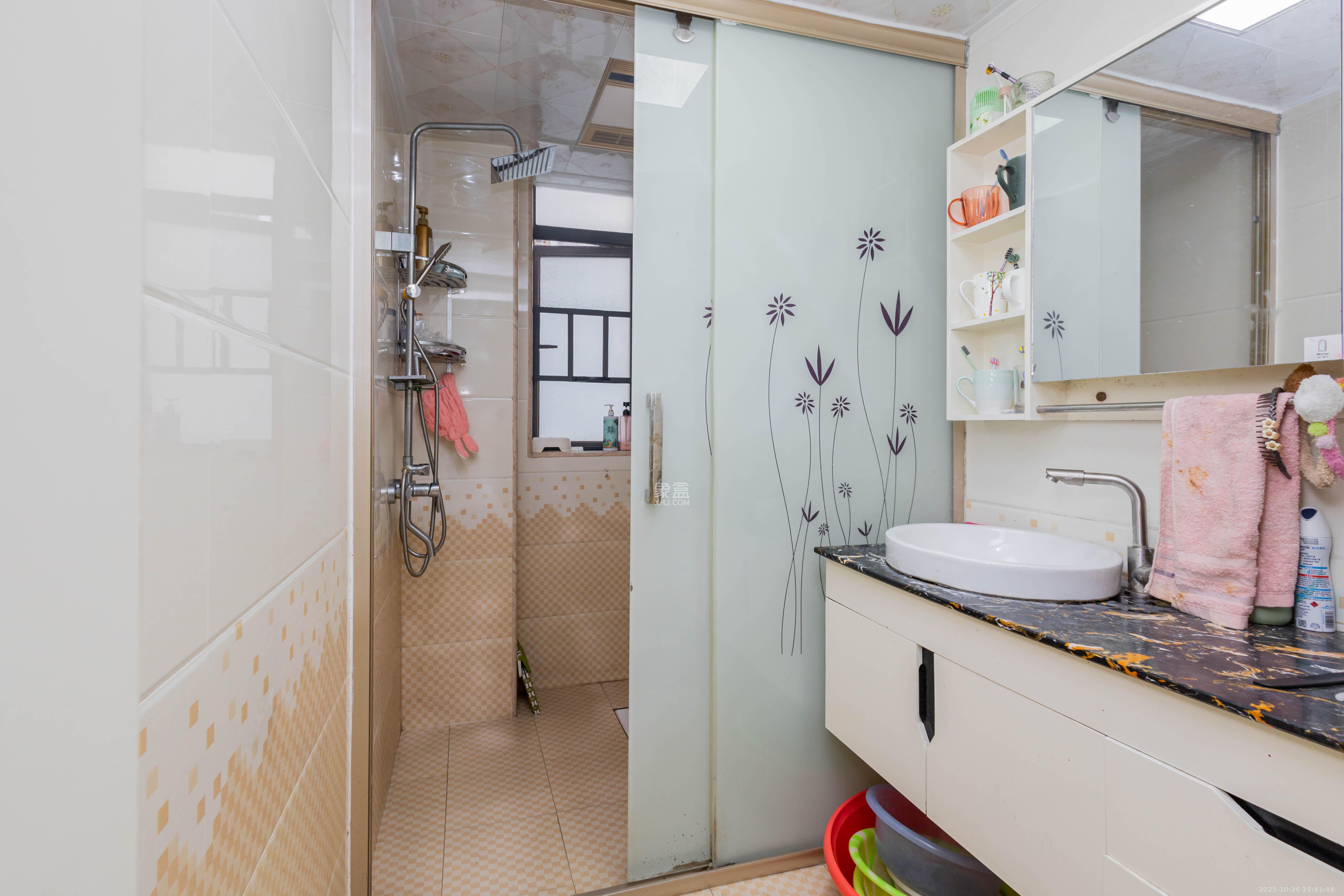 中国铁建国际城二期 3室2厅1卫 54.8万 中国铁建国际城二期 3室2厅1卫 54.8万卫生间