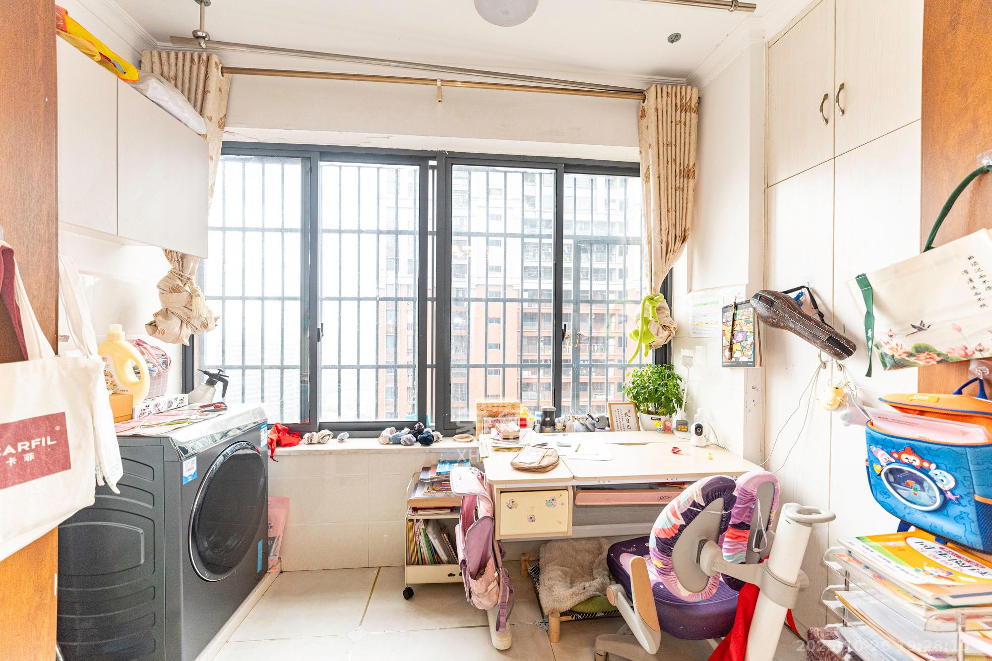 辉宏橄榄城  3室2厅1卫    61.0万阳台