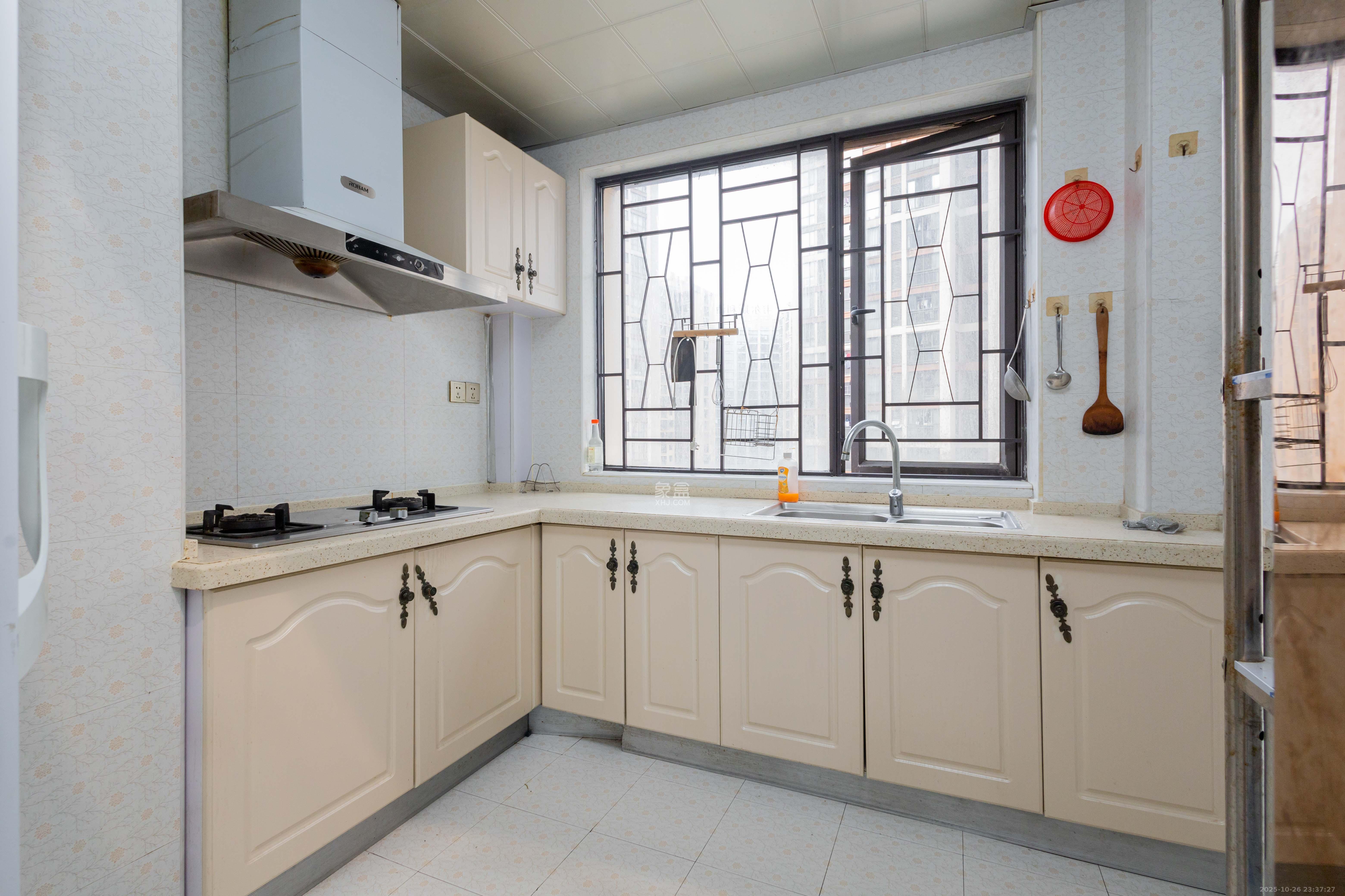 旭辉华庭 3室2厅2卫 75.0万 旭辉华庭 3室2厅2卫 75.0万厨房