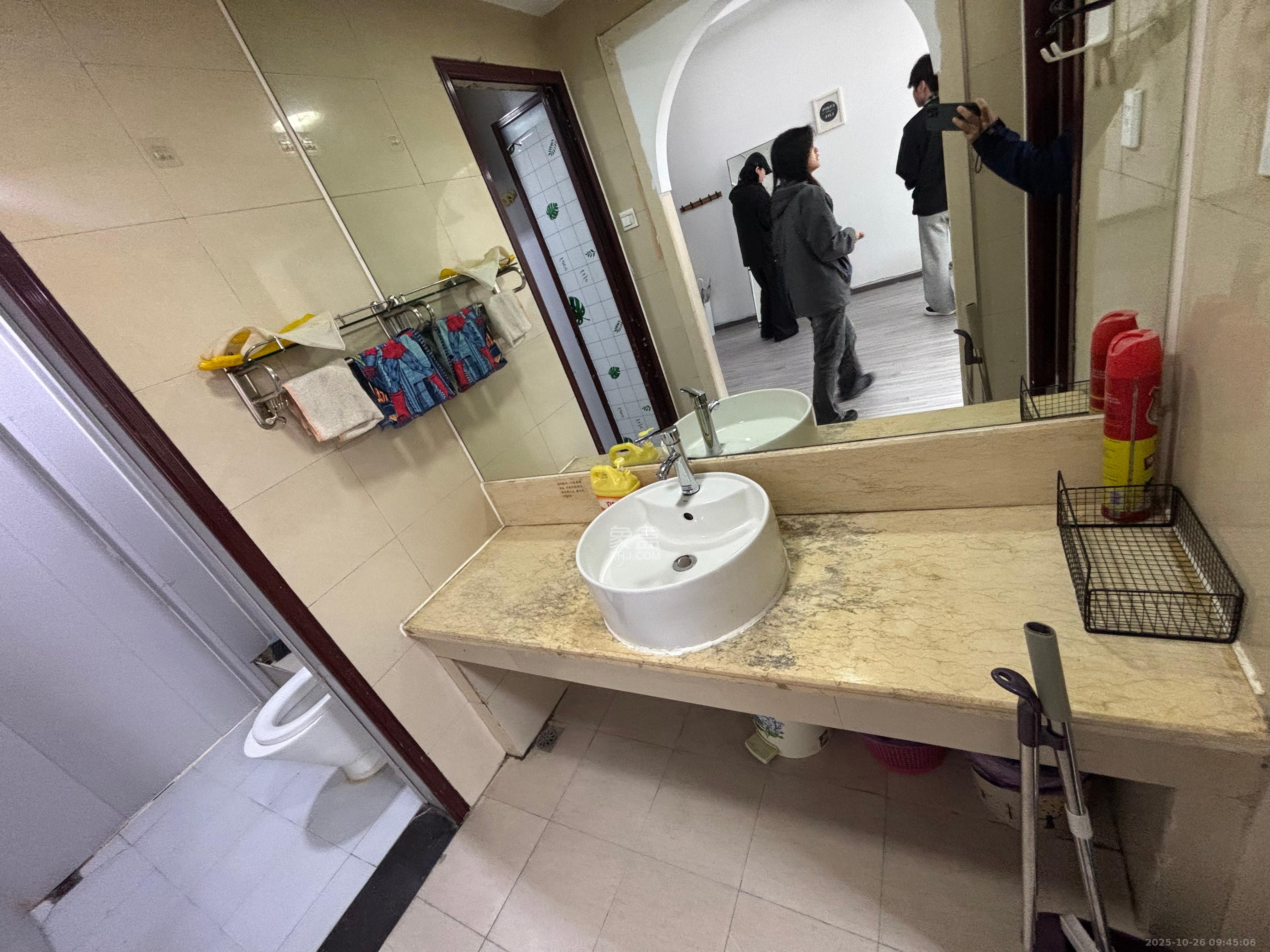 新青年公寓  1室1厅1卫    2500.0元/月室内图