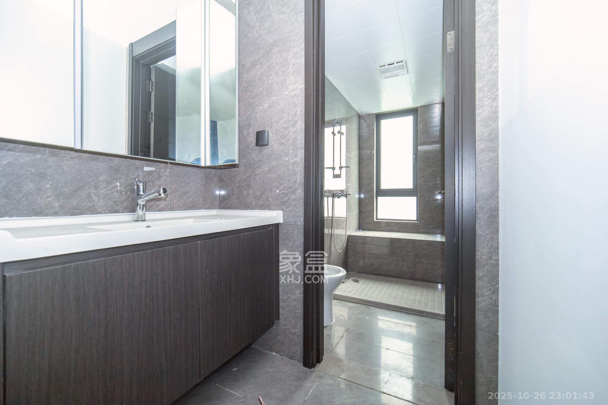 万科松湖天地 4室2厅3卫 250.0万 万科松湖天地 4室2厅3卫 250.0万卫生间