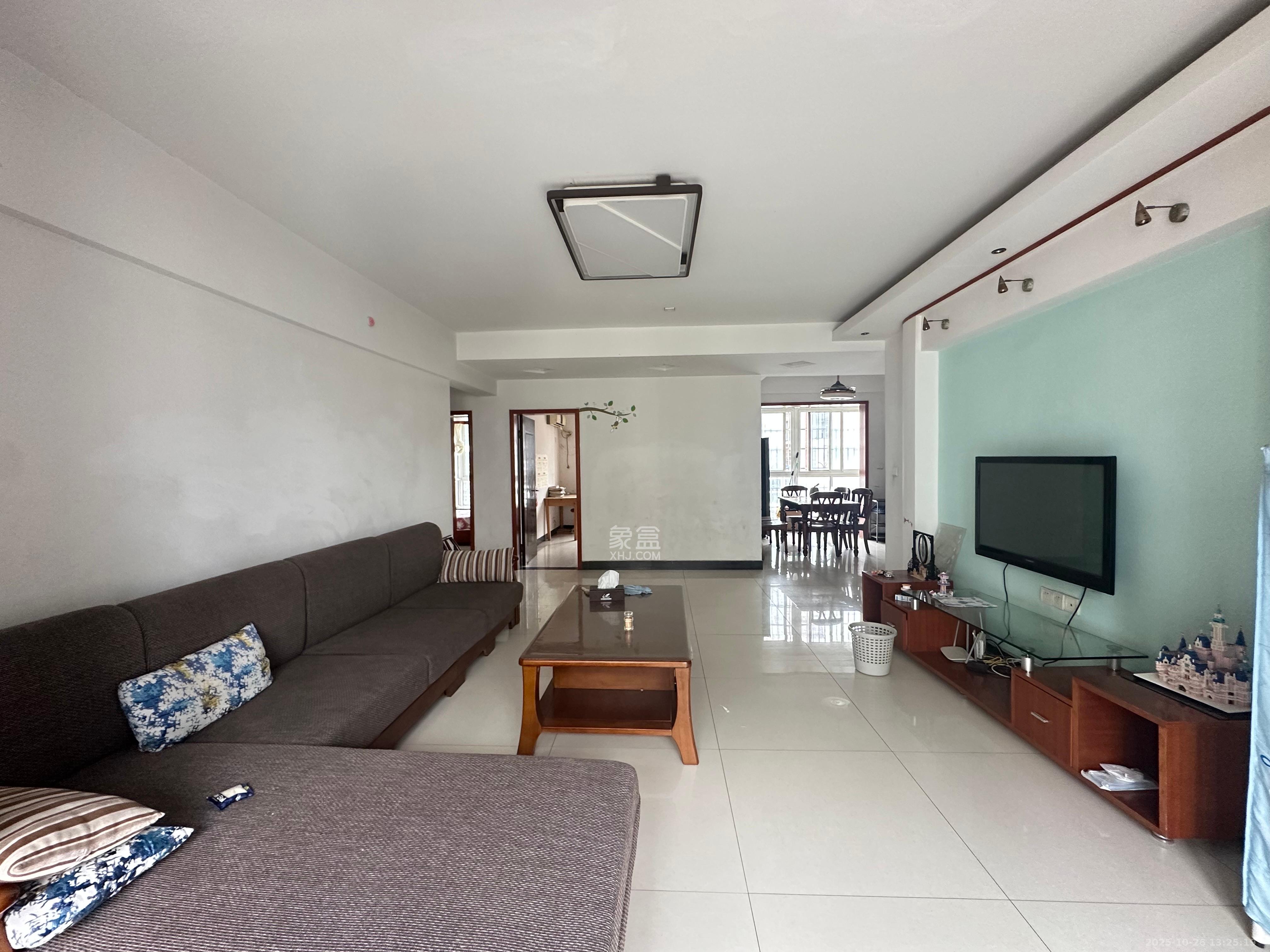 彩都公寓  3室2厅1卫    2200.0元/月室内图