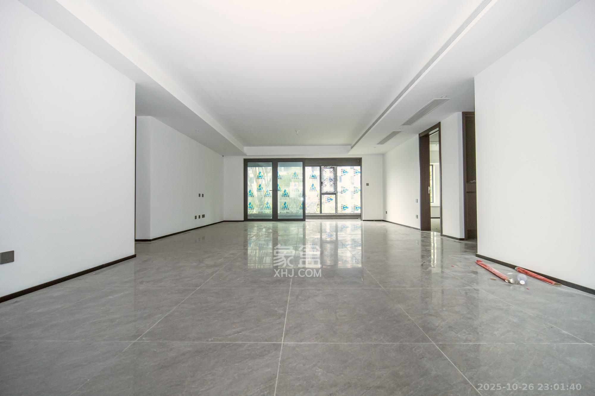 万科松湖天地 4室2厅3卫 250.0万 万科松湖天地 4室2厅3卫 250.0万客厅