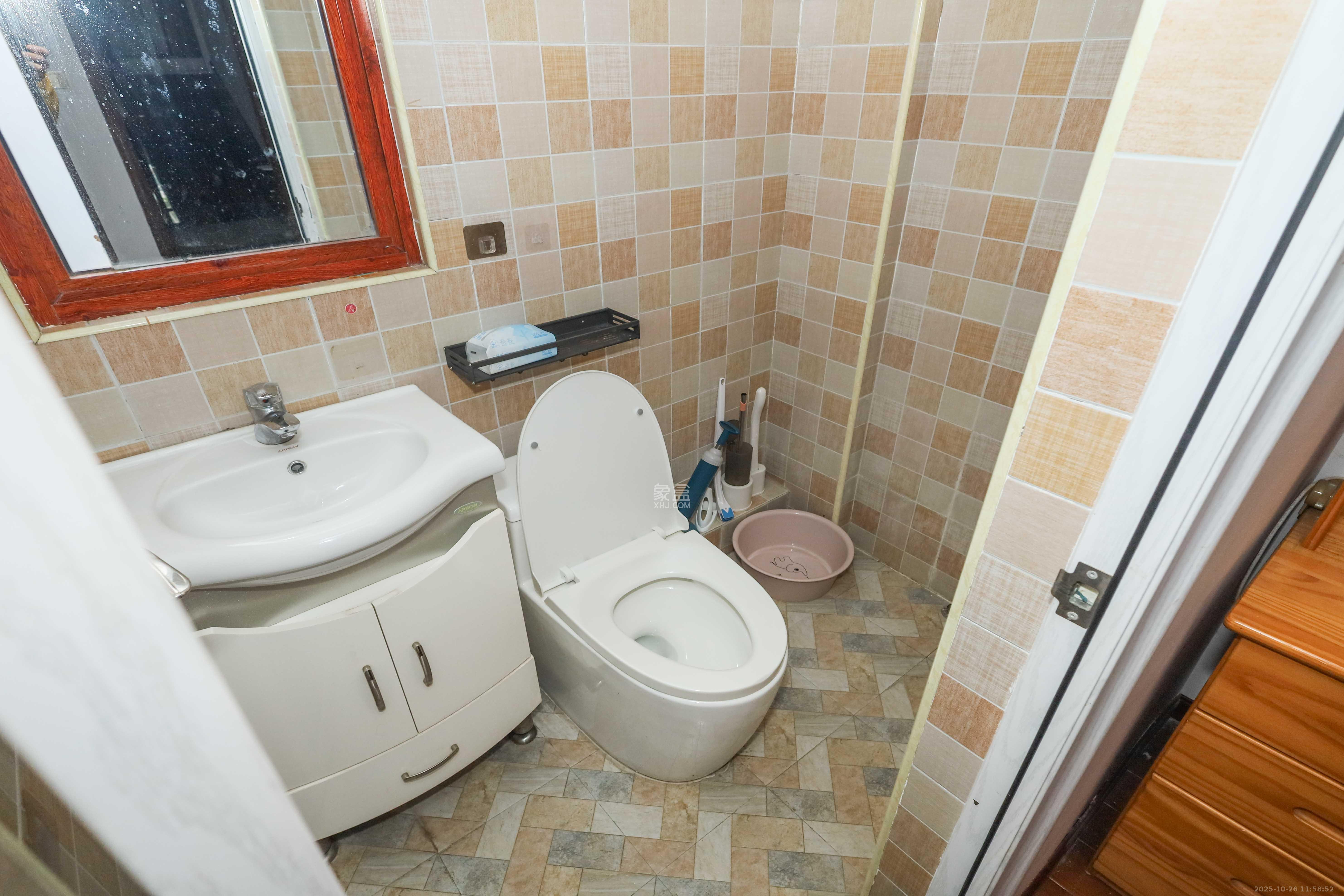 山水英伦  1室2厅4卫    368.0万 山水英伦  1室2厅4卫    368.0万卫生间