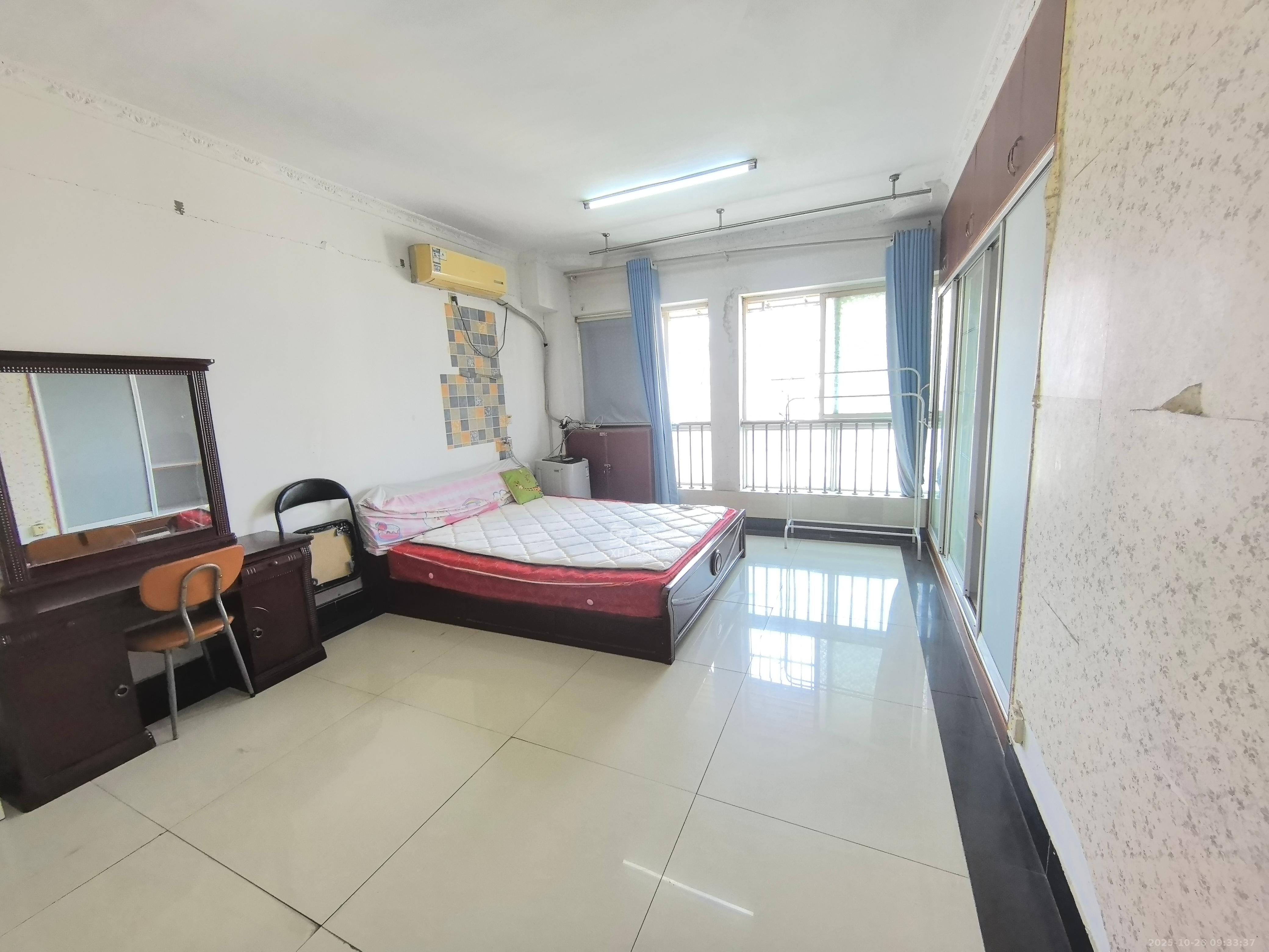 伍家岭生活广场  1室1厅1卫    1200.0元/月 伍家岭生活广场  1室1厅1卫    1200.0元/月室内图