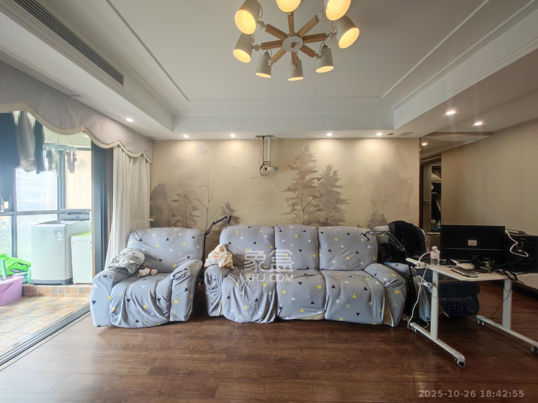 五矿万境水岸三期  5室2厅2卫    218.0万客厅