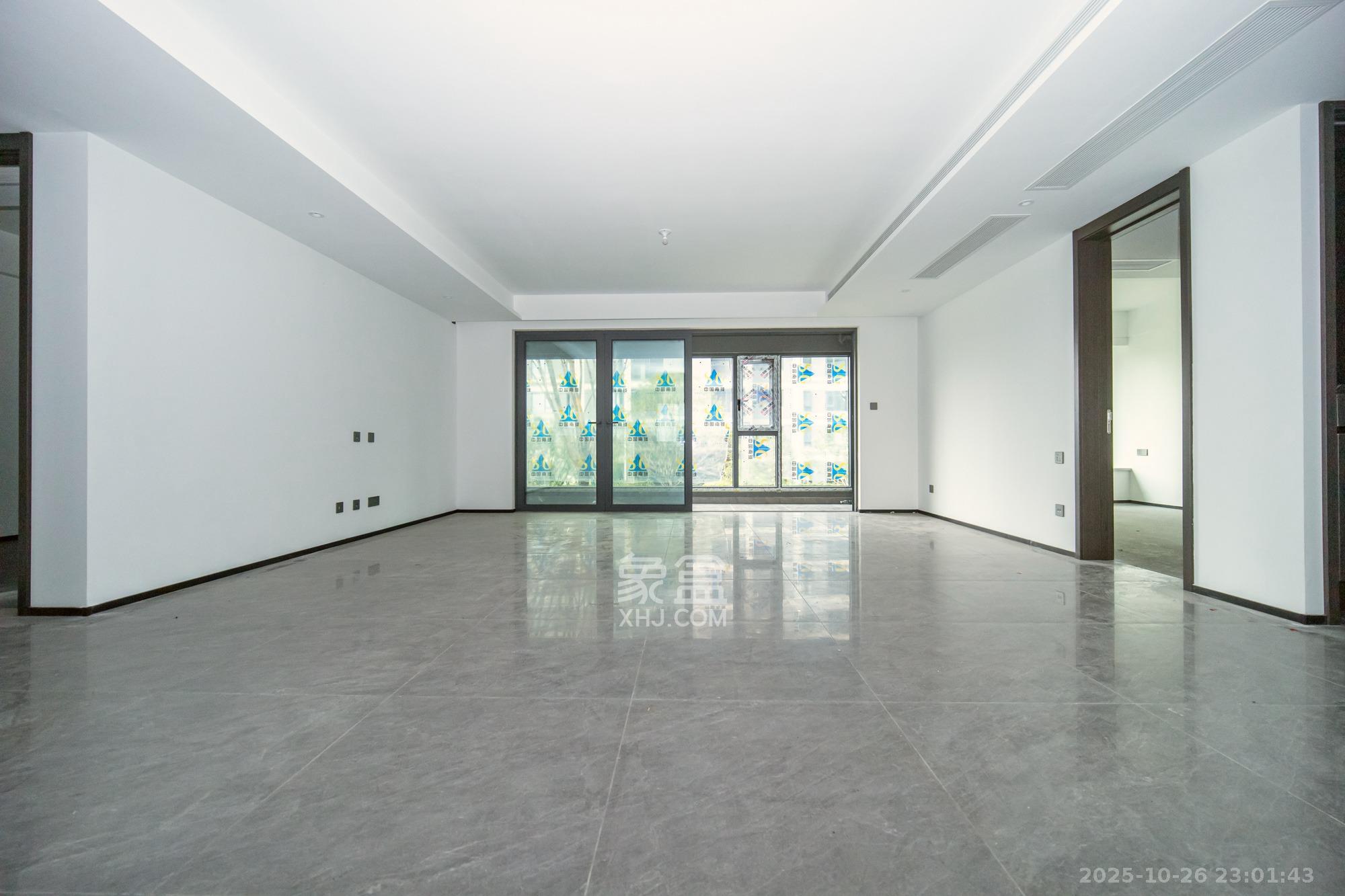 万科松湖天地 4室2厅3卫 250.0万 万科松湖天地 4室2厅3卫 250.0万客厅