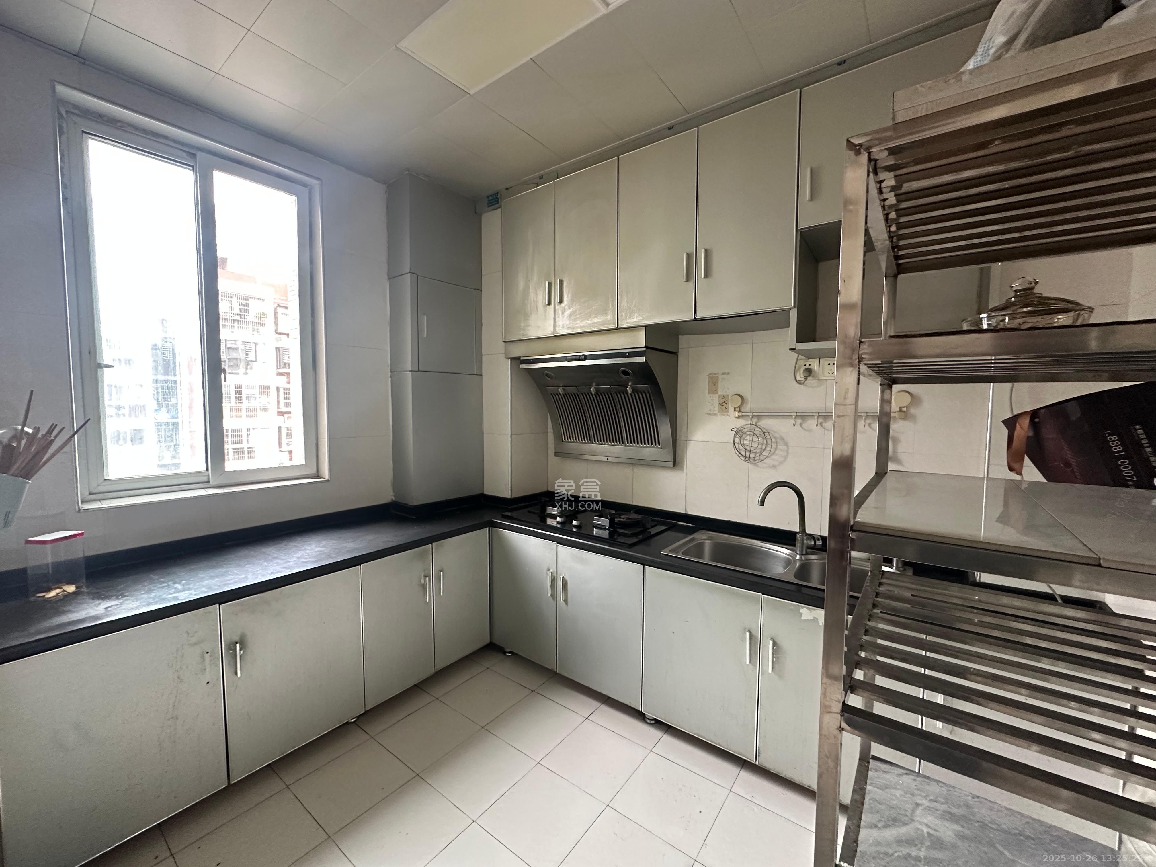 彩都公寓  3室2厅1卫    2200.0元/月室内图