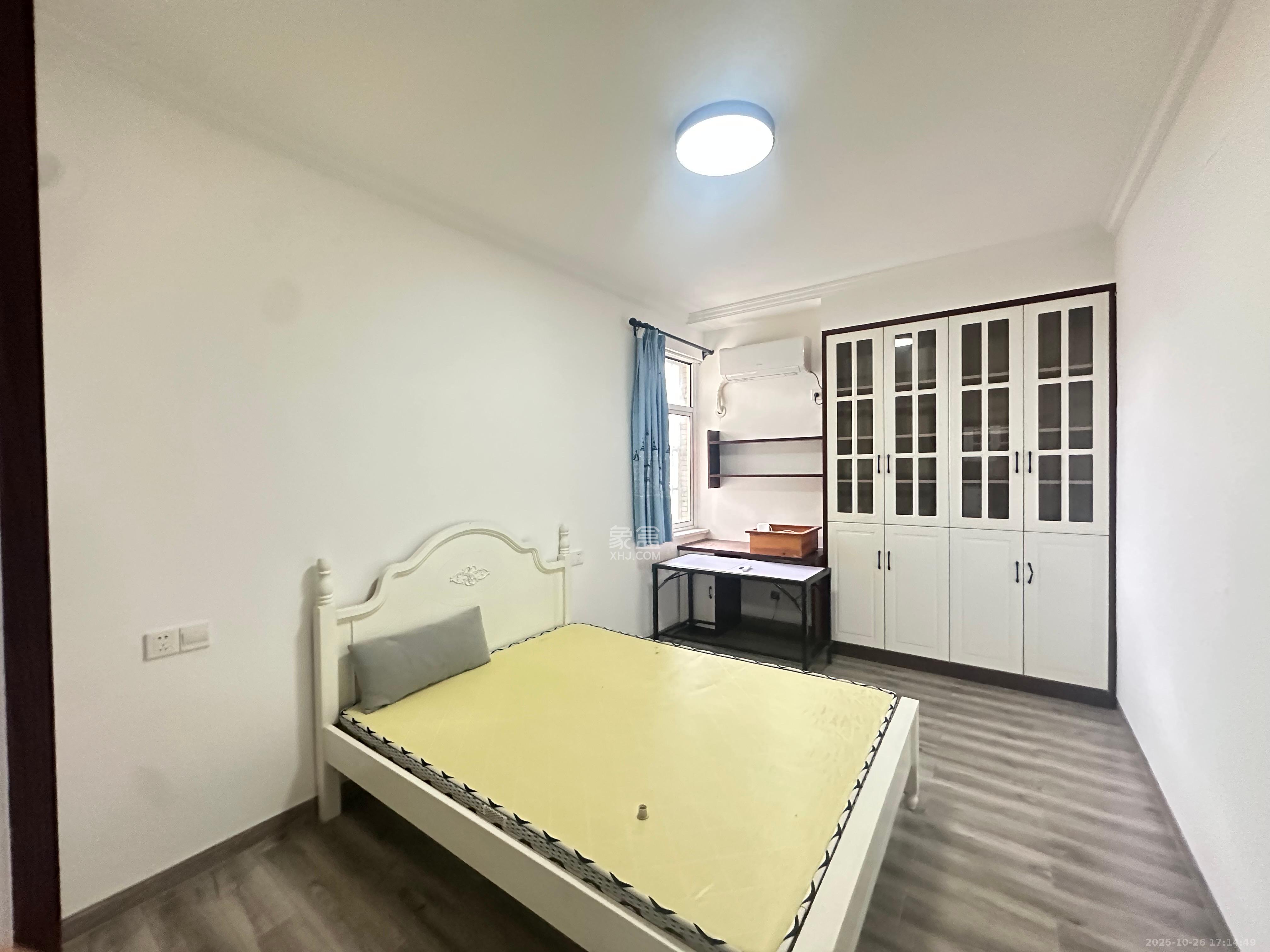 鄱阳小区  3室2厅2卫    1800.0元/月