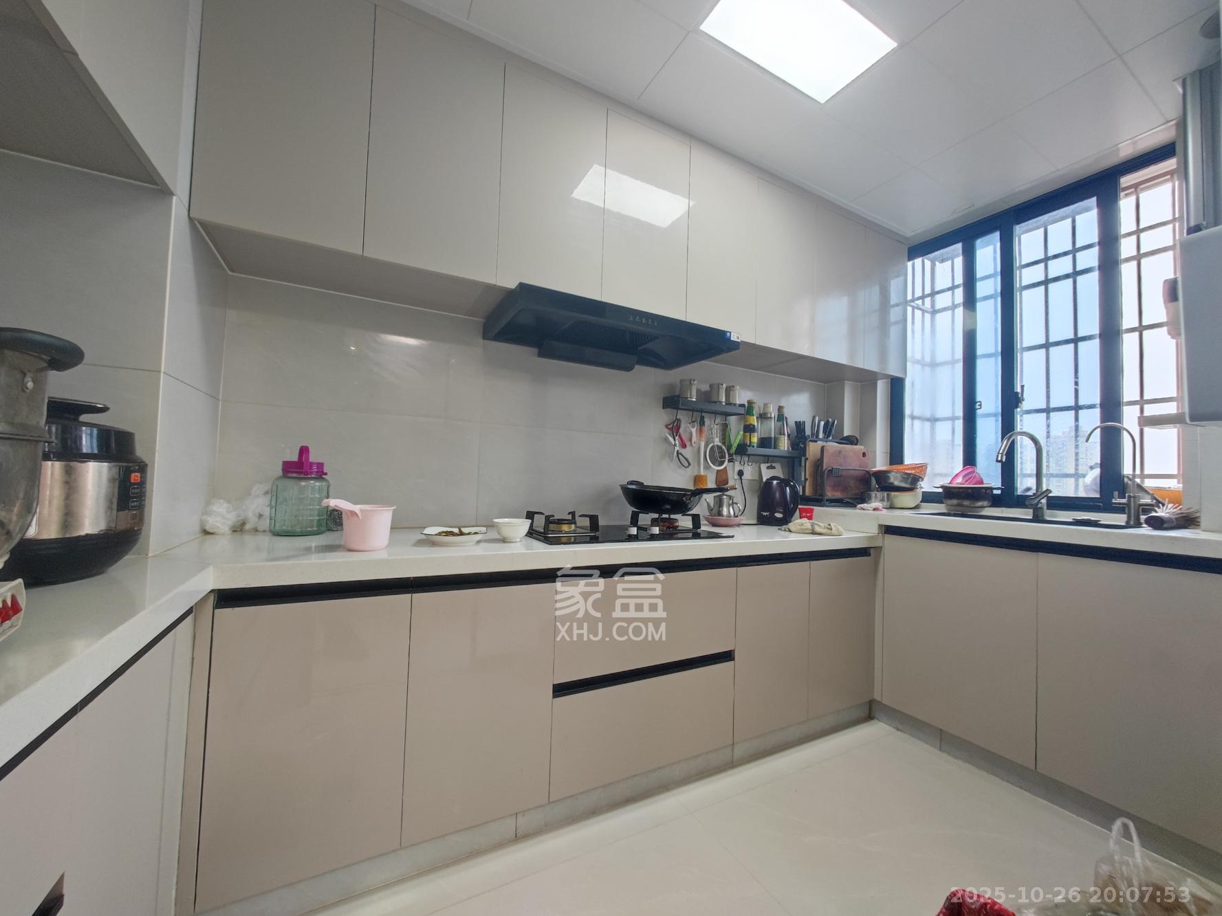 恒生碧水龙庭 4室2厅2卫 115.0万 恒生碧水龙庭 4室2厅2卫 115.0万厨房