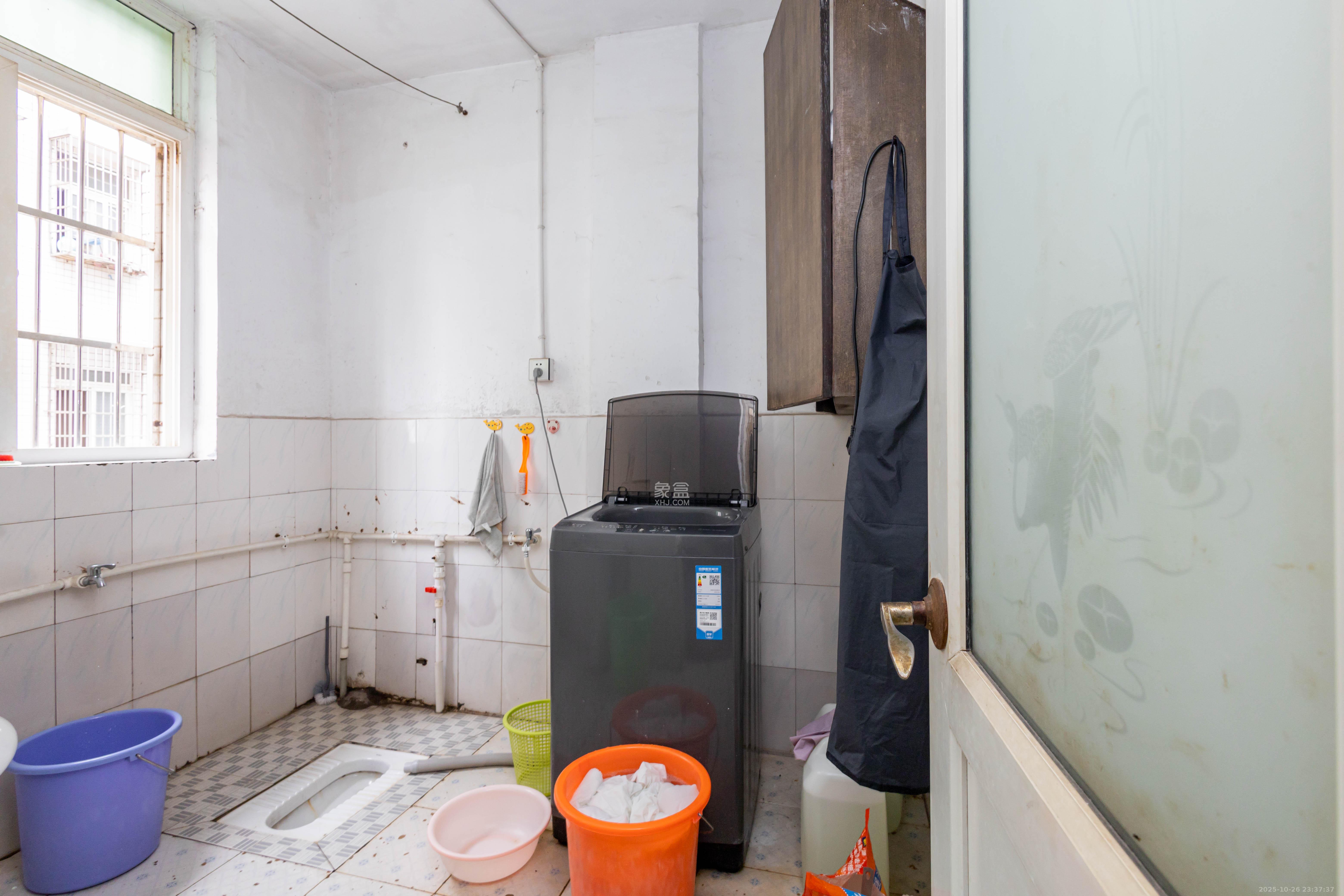 泉塘小区  14室5厅5卫    390.0万卫生间