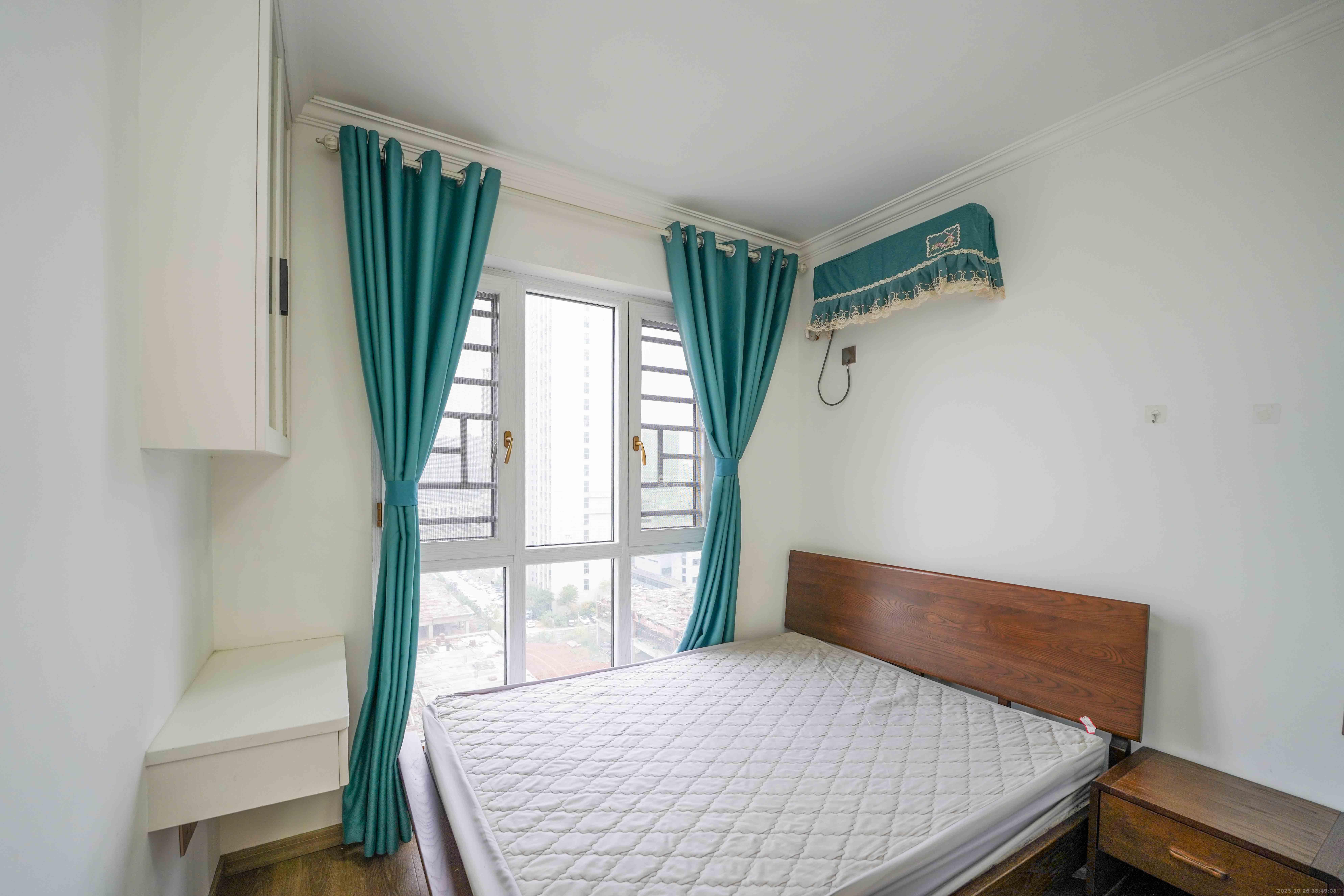 绿地新都会  3室2厅2卫    80.0万卧室