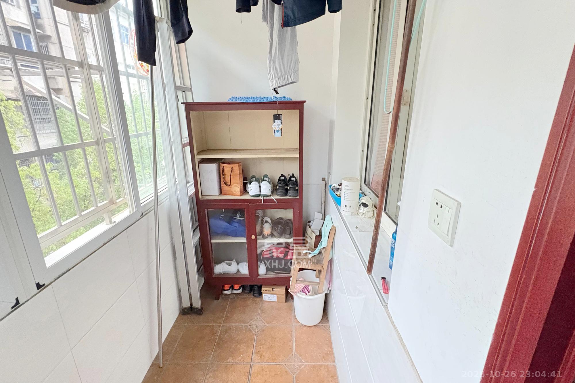 司法厅宿舍  4室2厅2卫    166.0万阳台