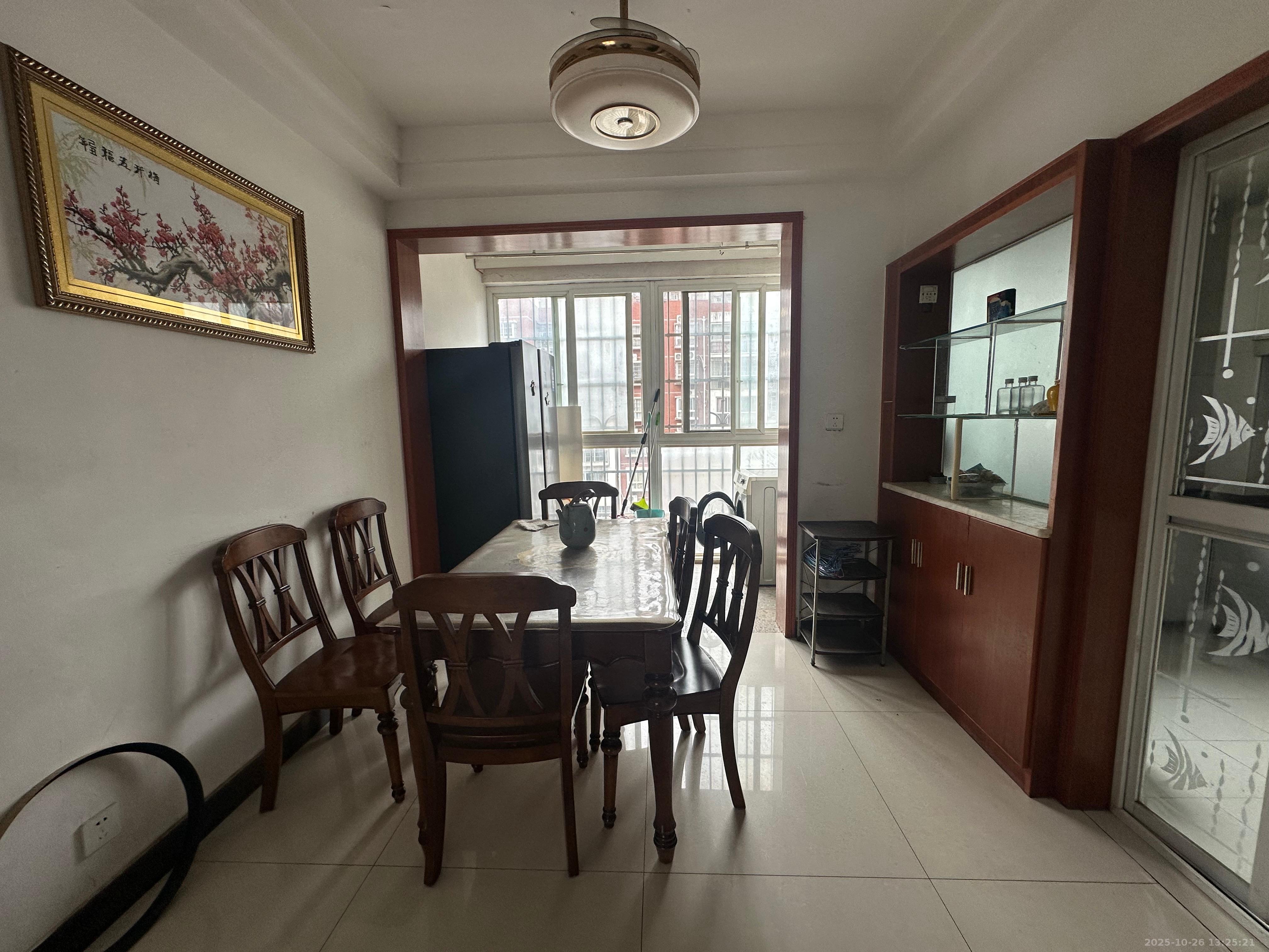 彩都公寓  3室2厅1卫    2200.0元/月室内图