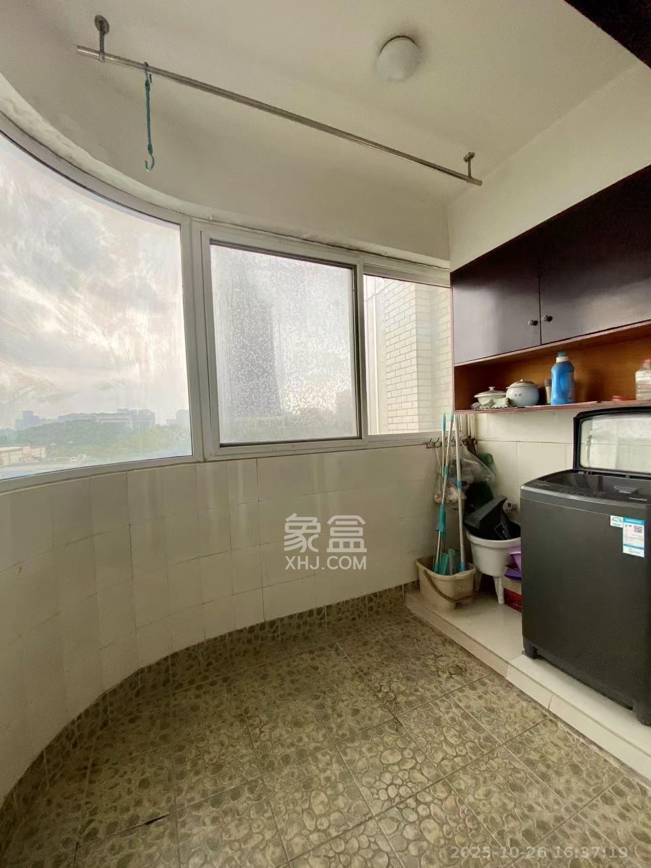 科技公寓  3室2厅2卫    3300.0元/月室内图