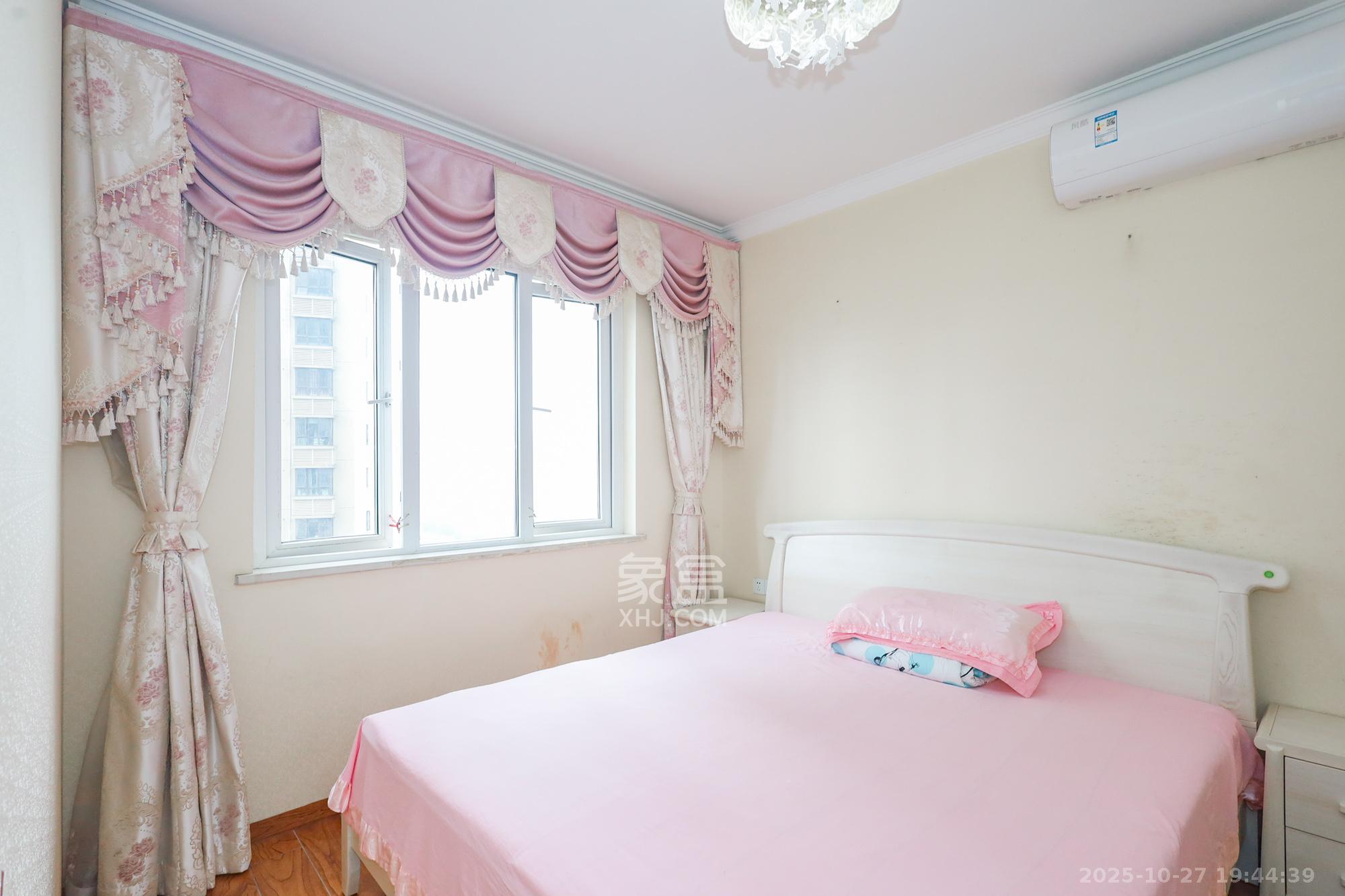 当代滨江MOMA  3室2厅1卫    120.0万卧室