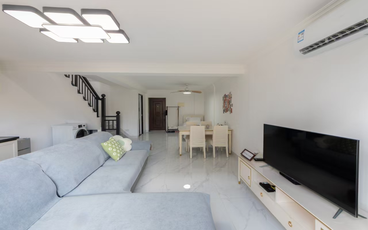 绿地海长流五期(绿地缤纷城)  2室2厅1卫    1900.0元/月 绿地海长流五期(绿地缤纷城)  2室2厅1卫    1900.0元/月