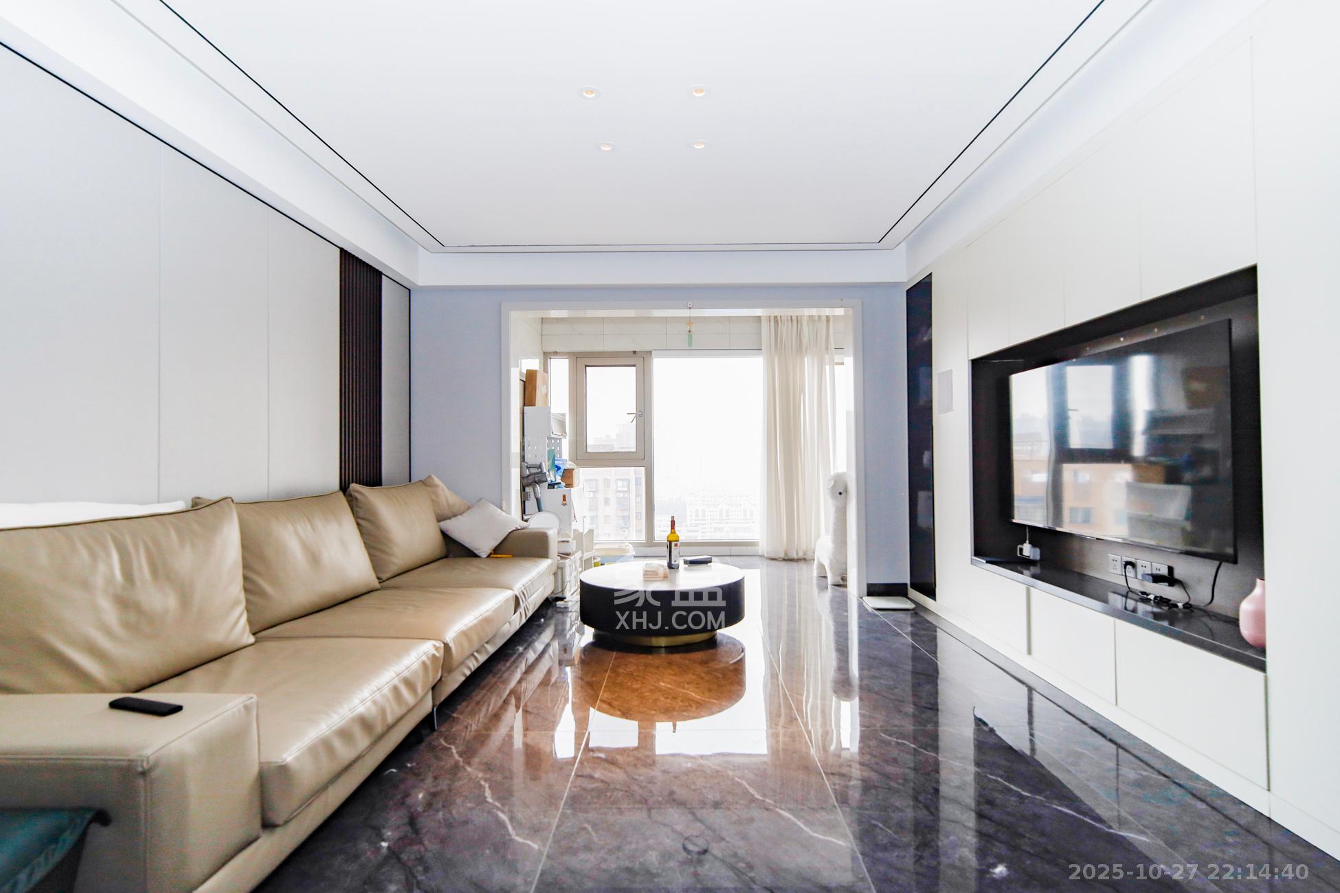 华润翡翠府  3室2厅2卫    138.0万客厅