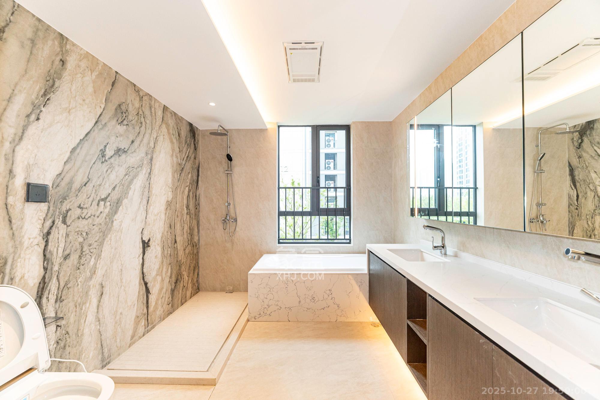 万科松湖天地  4室2厅4卫    338.0万 万科松湖天地  4室2厅4卫    338.0万卫生间