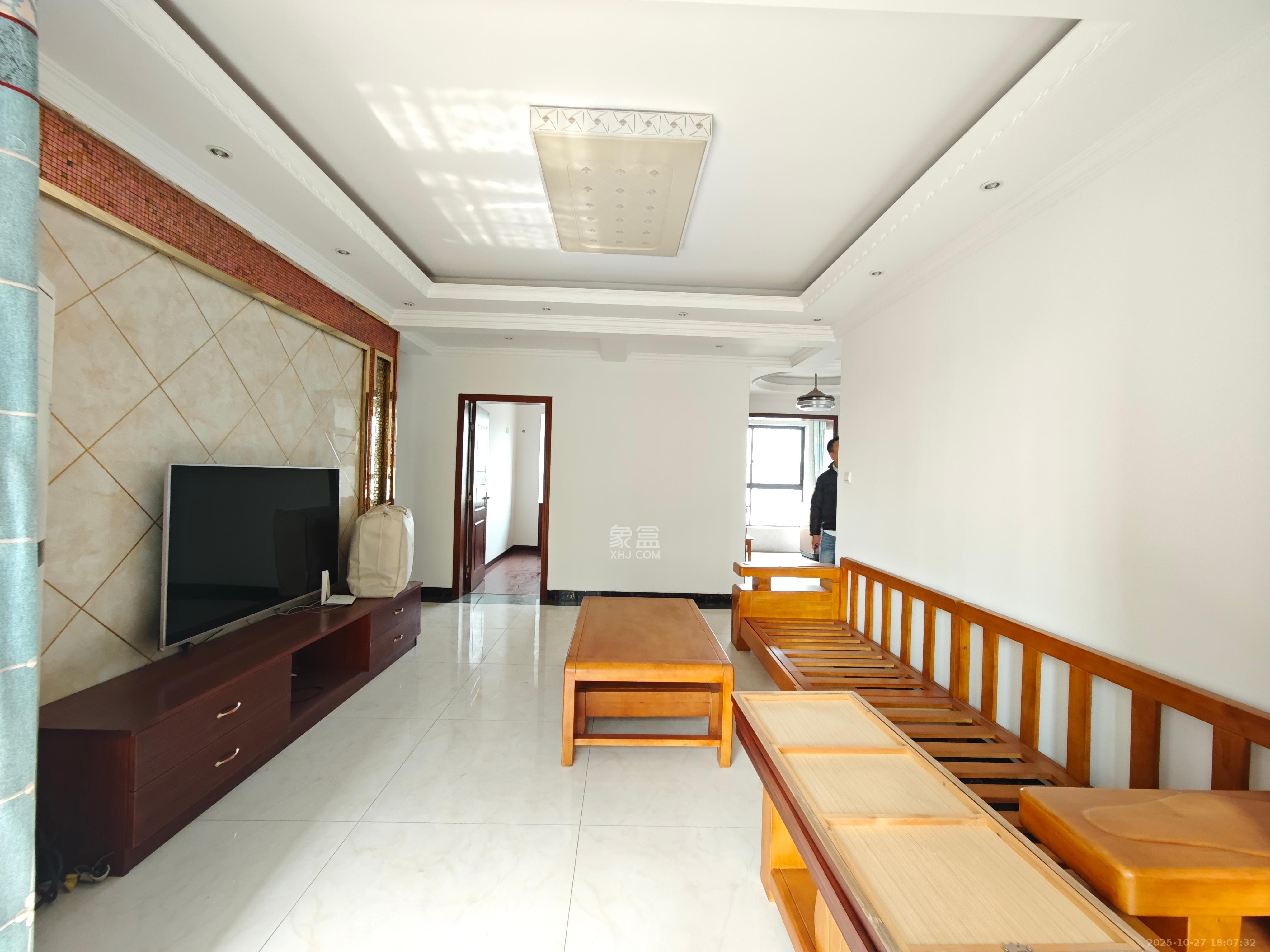 天麓尚层  3室2厅1卫    2300.0元/月室内图