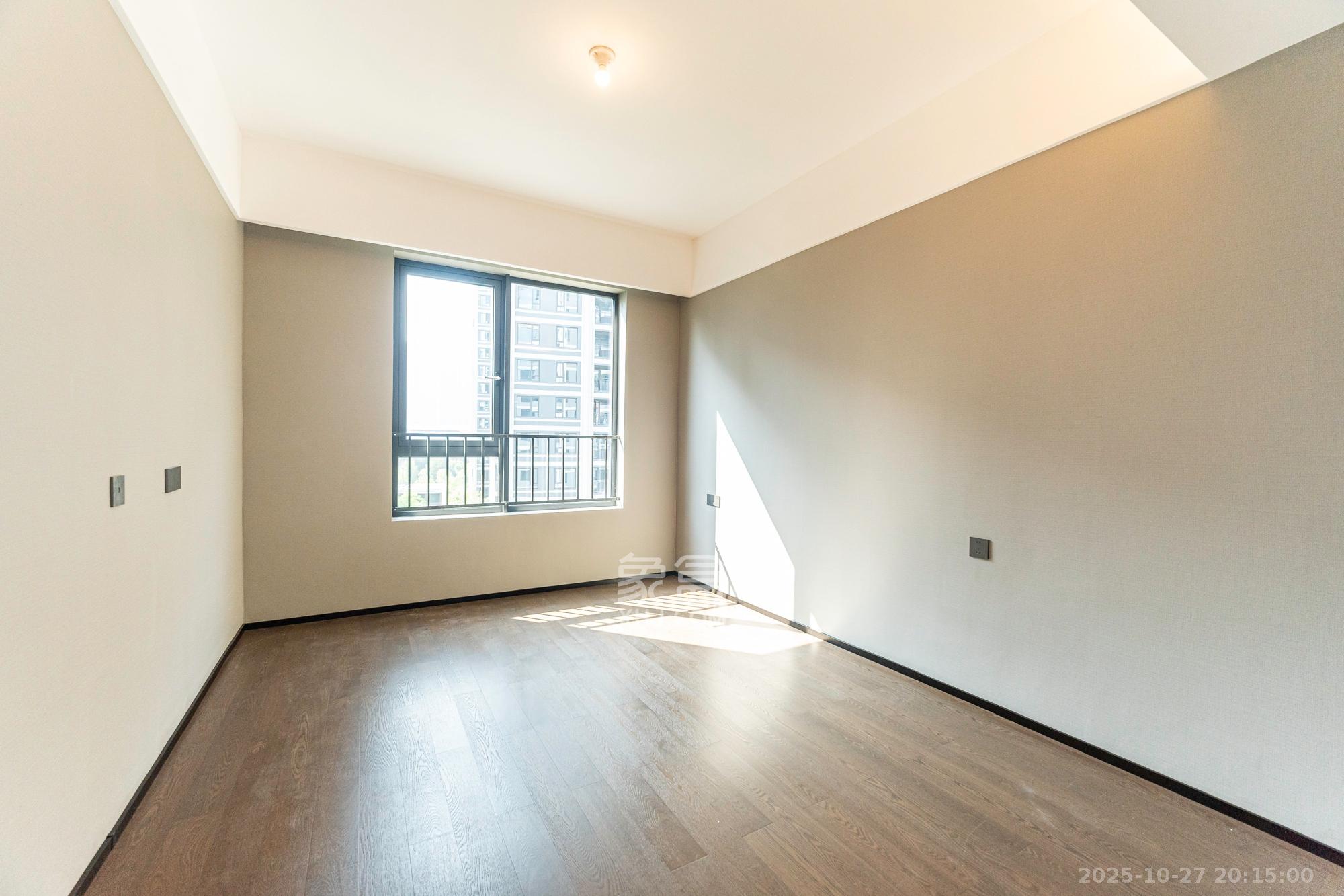 万科松湖天地  4室2厅3卫    465.0万 万科松湖天地  4室2厅3卫    465.0万卧室