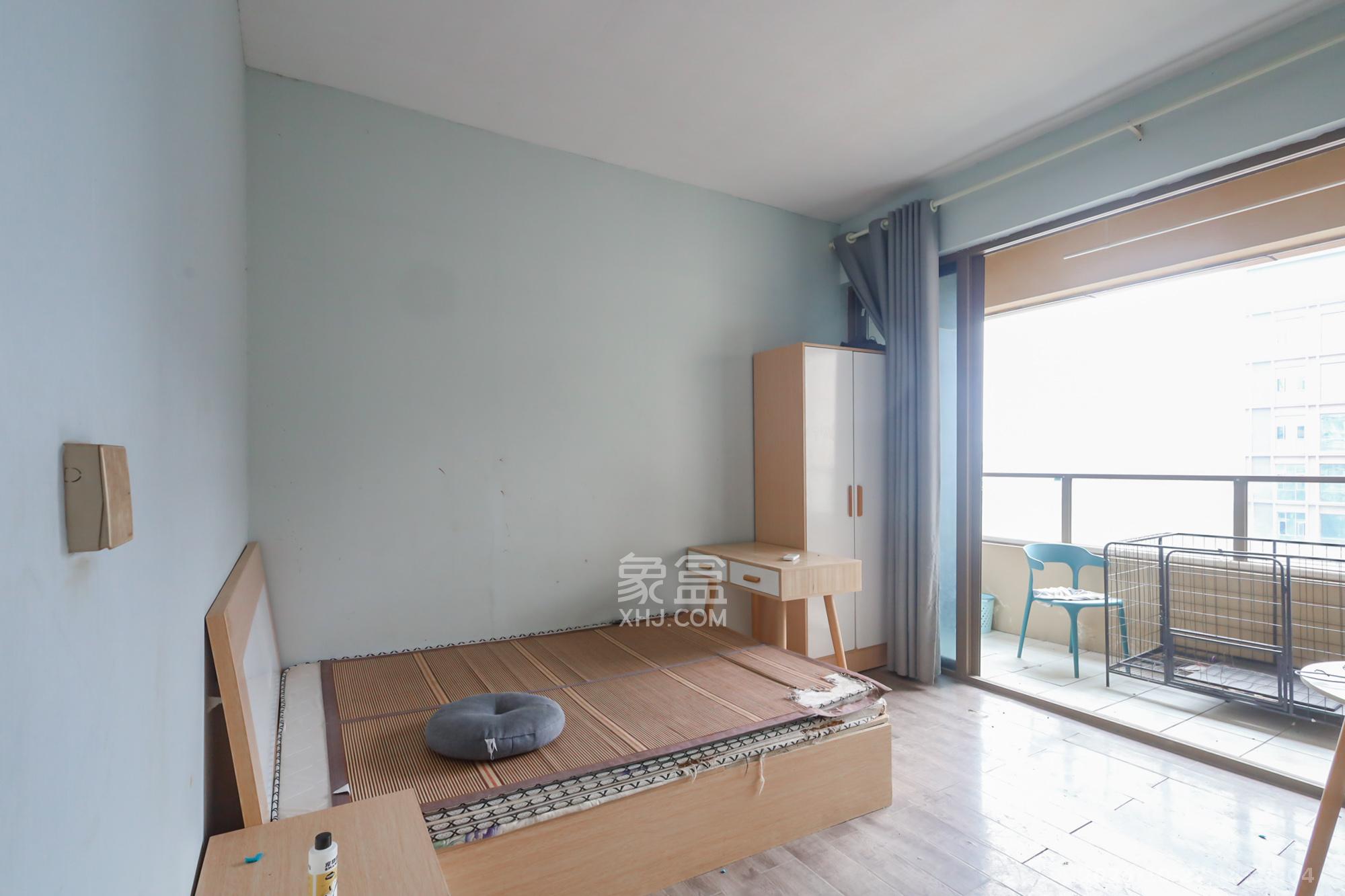 绿地湖湘中心  4室2厅2卫    240.0万 绿地湖湘中心  4室2厅2卫    240.0万客厅