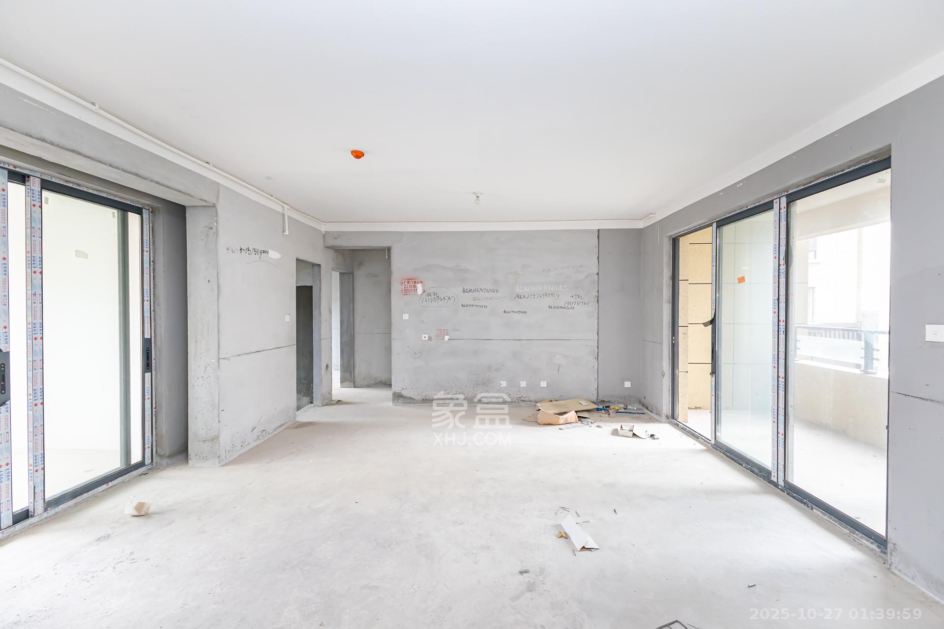 明发阅江悦府  4室2厅2卫    95.0万客厅