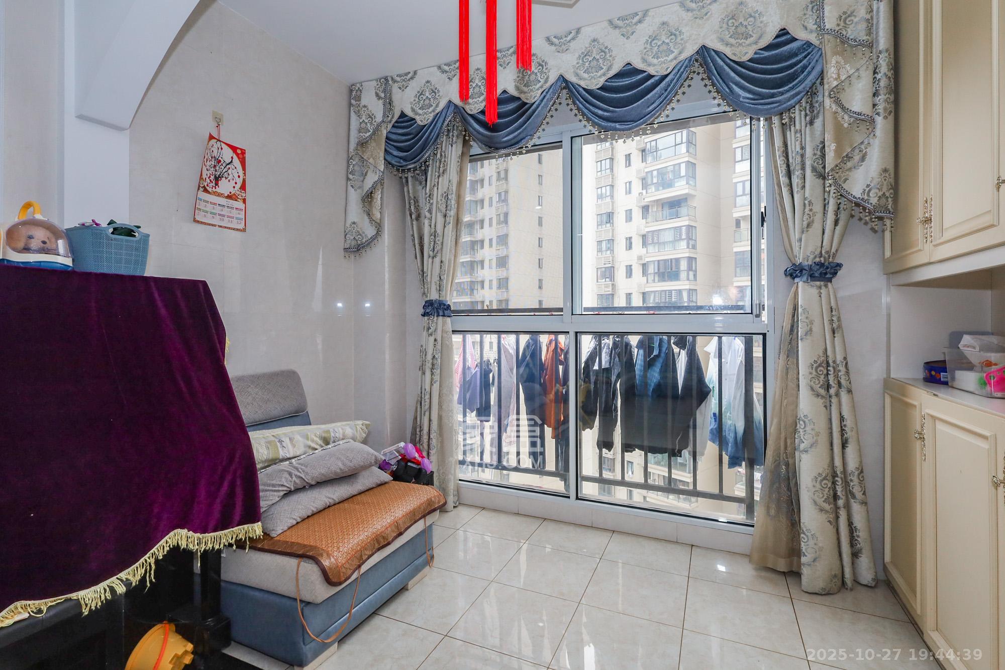 当代滨江MOMA  3室2厅1卫    120.0万阳台