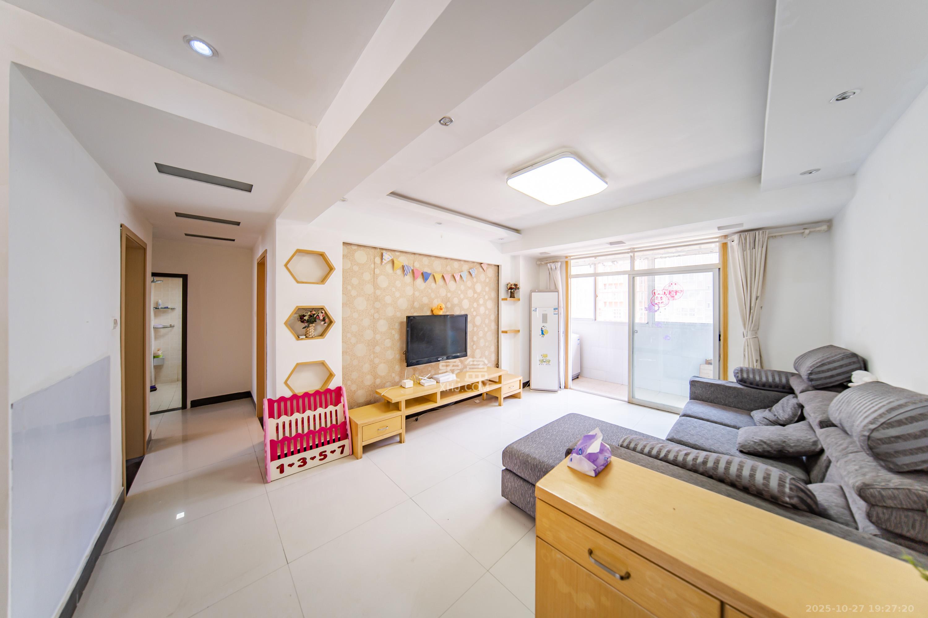 润芳园  3室2厅1卫    75.0万客厅