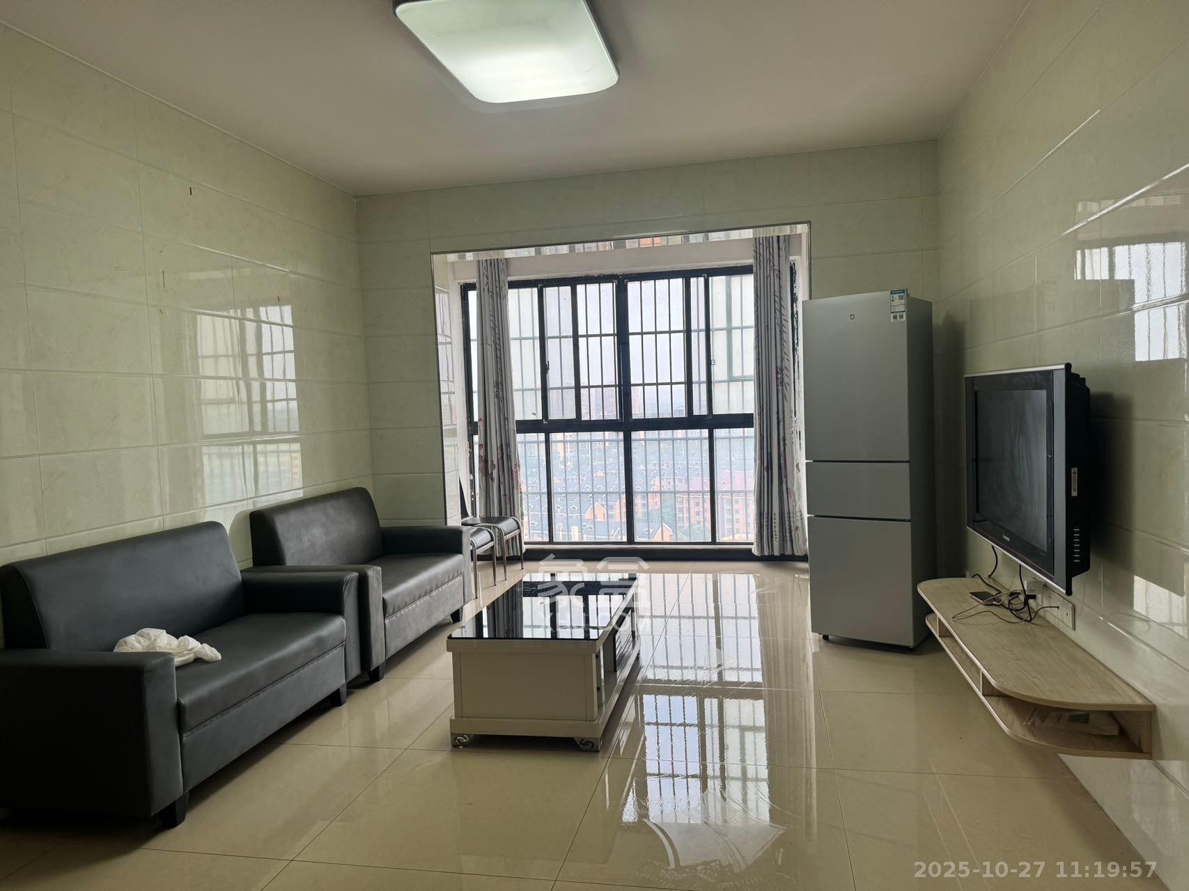 南庭城果 3室2厅1卫 2300.0元/月 南庭城果 3室2厅1卫 2300.0元/月室内图