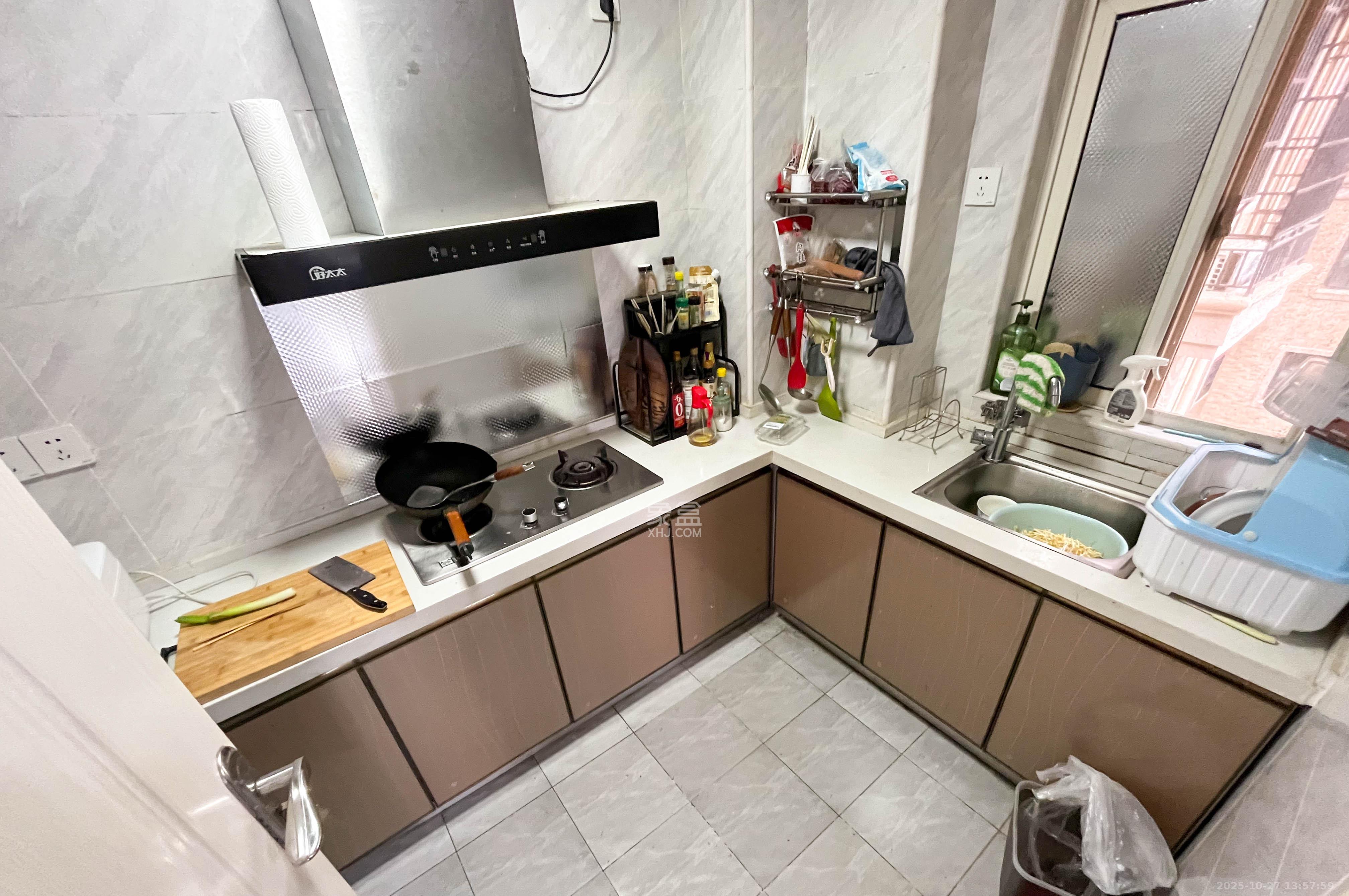 沁园春御院  3室2厅2卫    136.0万厨房