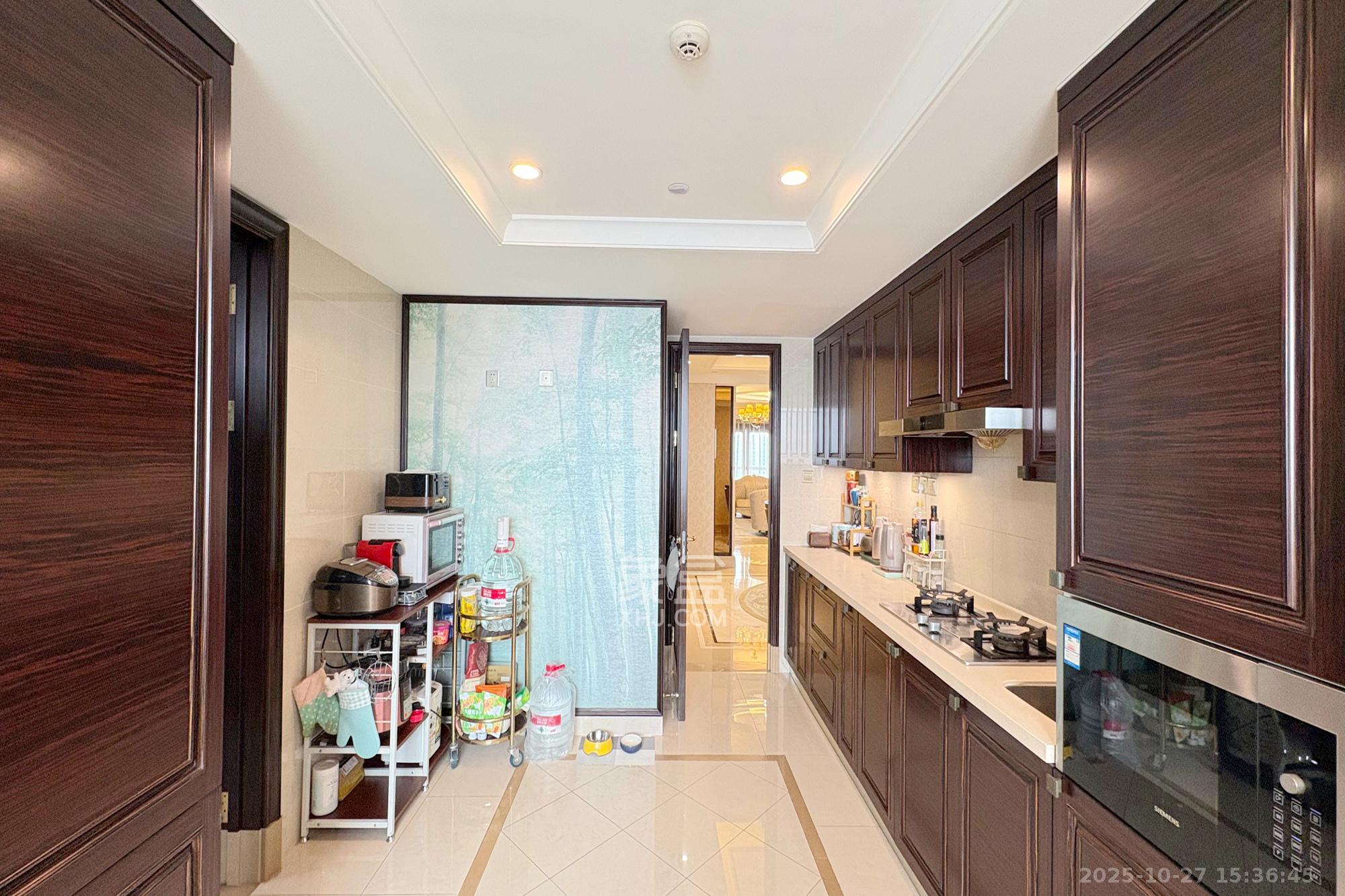 华远隆玺  4室2厅3卫    550.0万 华远隆玺  4室2厅3卫    550.0万厨房