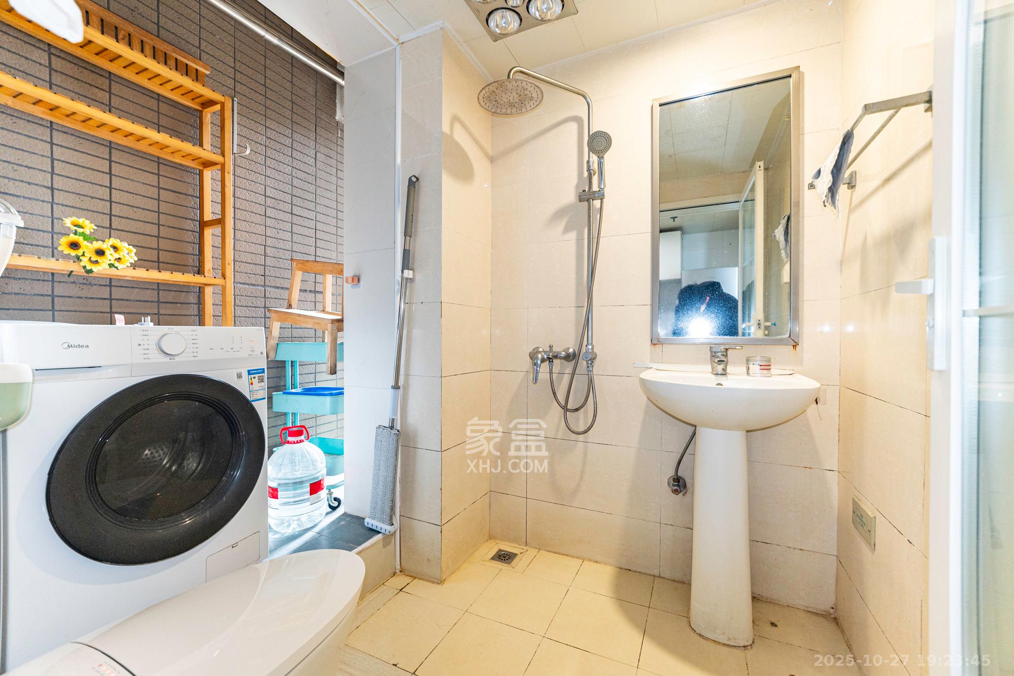 藏珑湖上国际花园  1室1厅1卫    43.0万卫生间