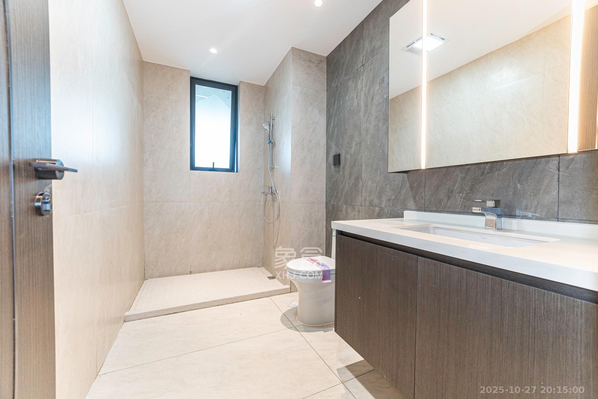 万科松湖天地  4室2厅3卫    465.0万 万科松湖天地  4室2厅3卫    465.0万卫生间