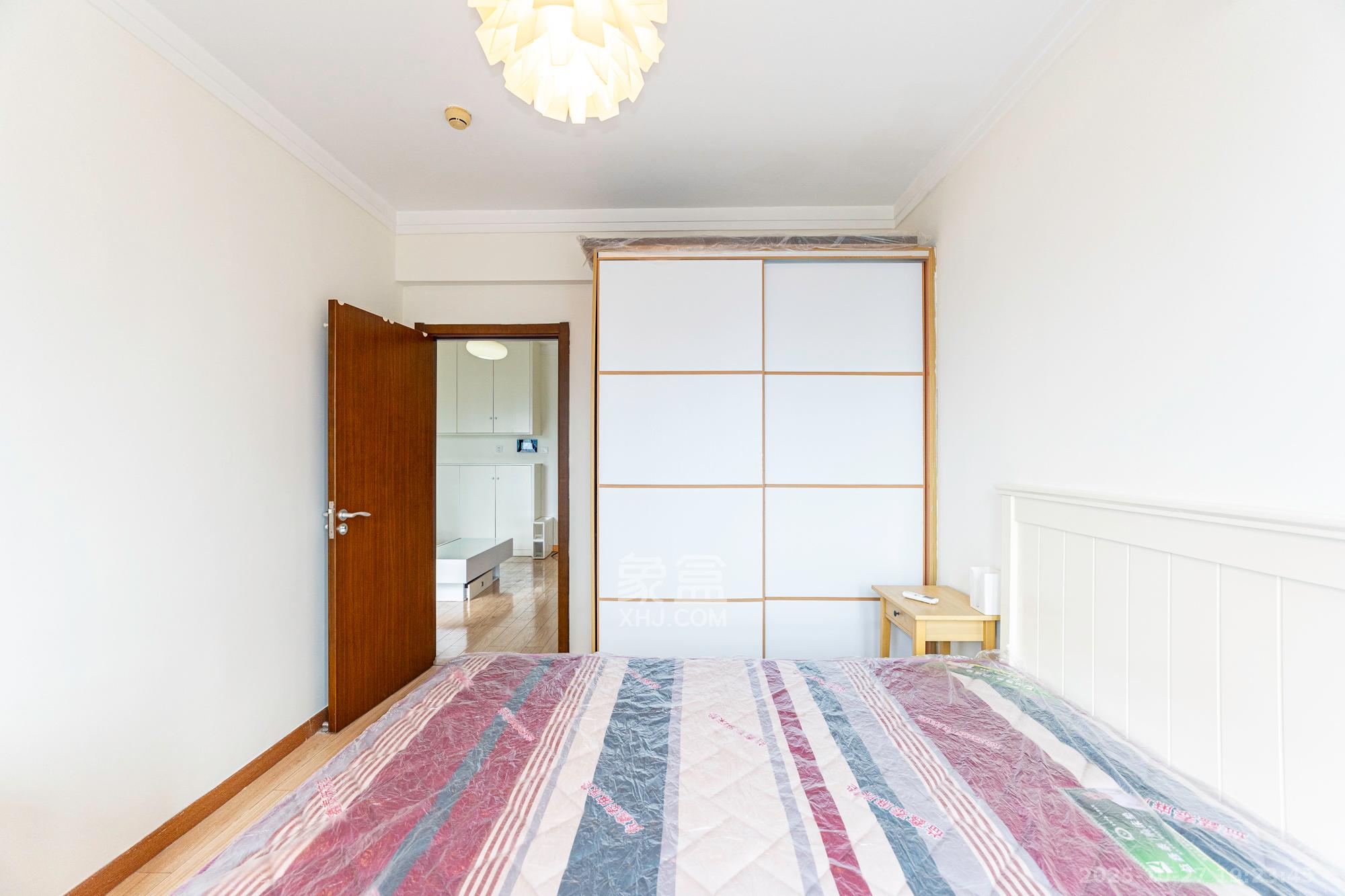 藏珑湖上国际花园  1室1厅1卫    43.0万卧室